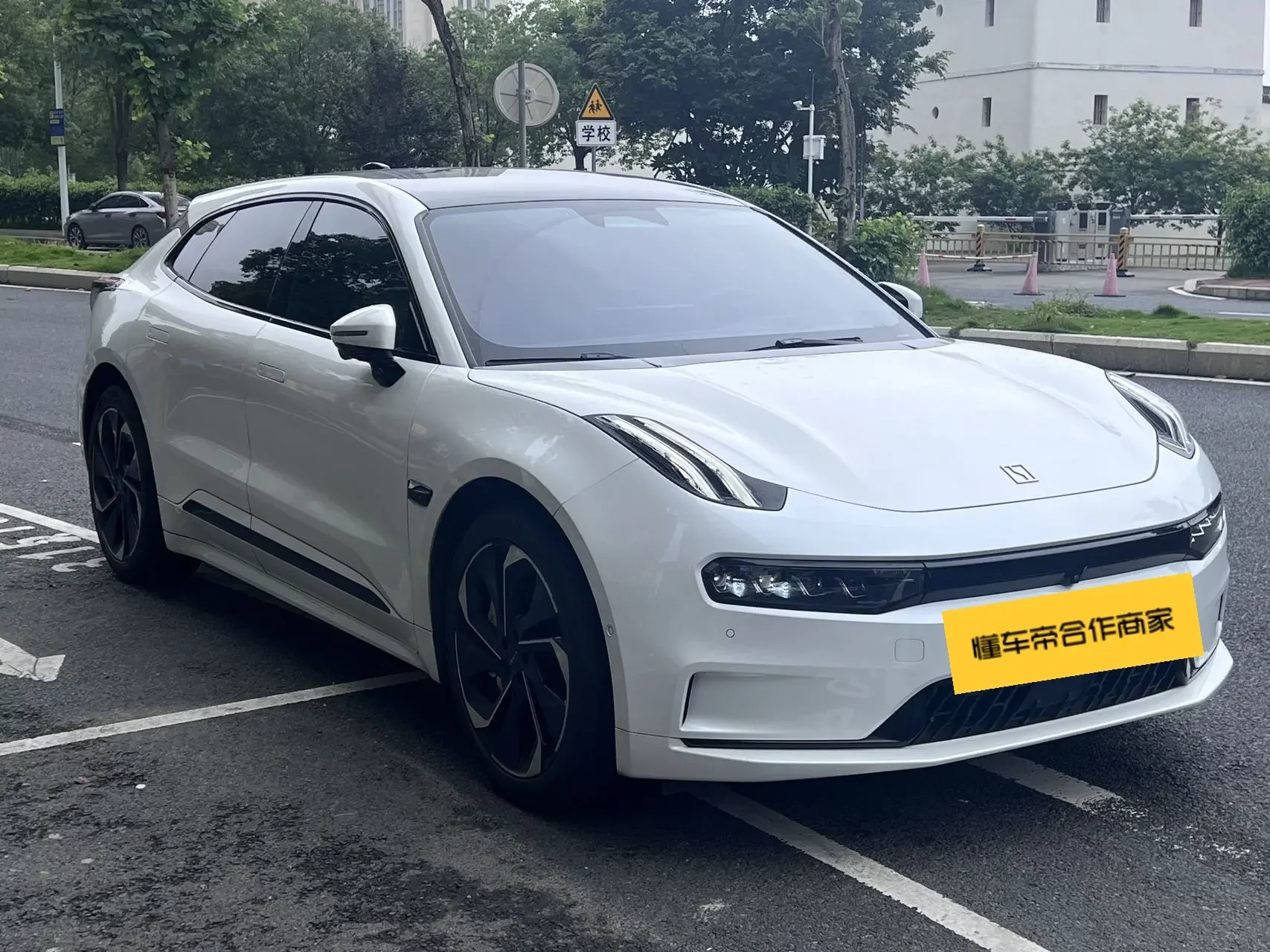 ZEEKR 001