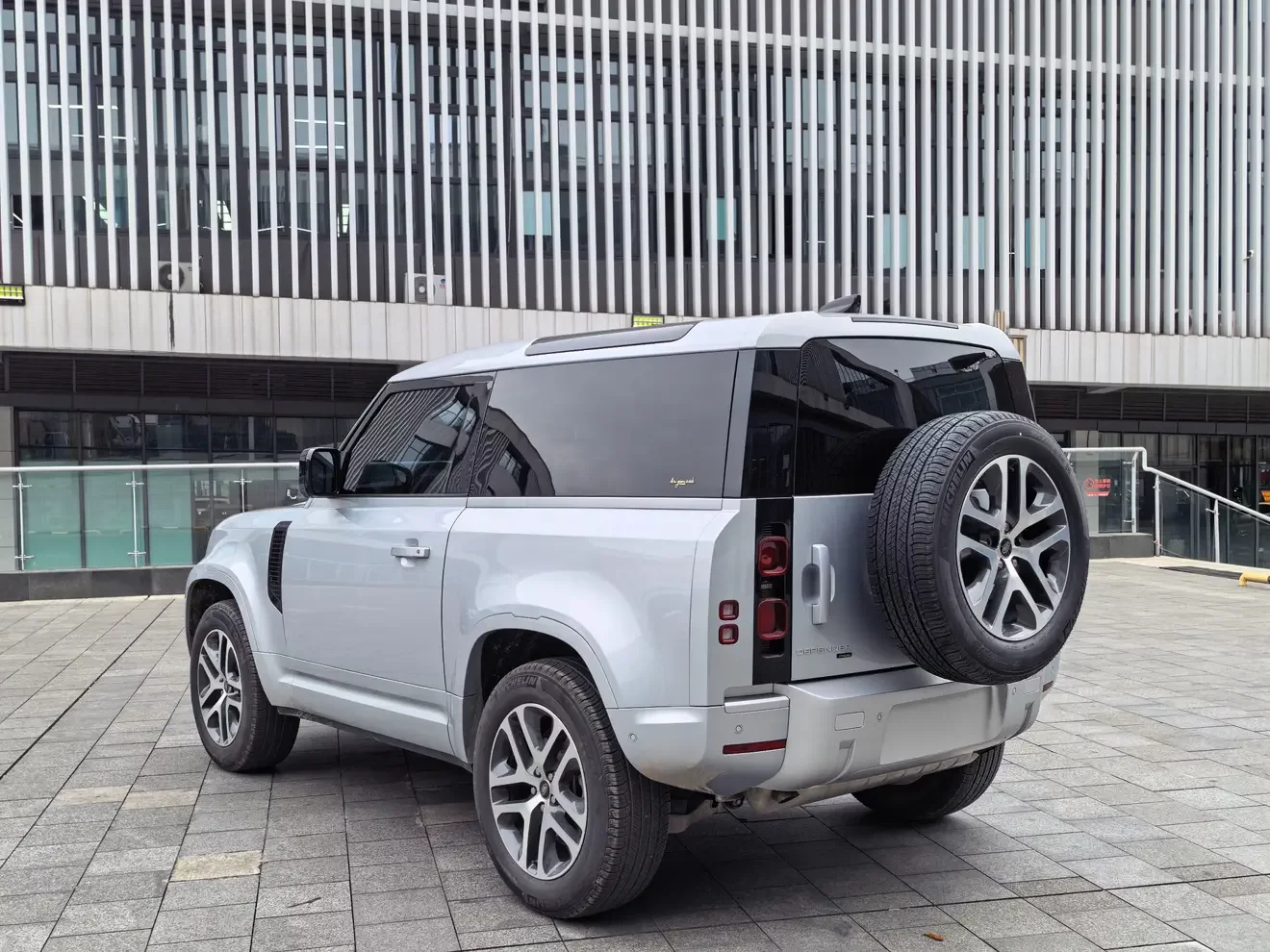 Land Rover guard
