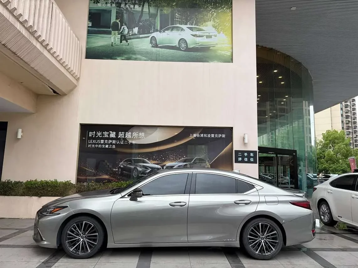 Lexus ES