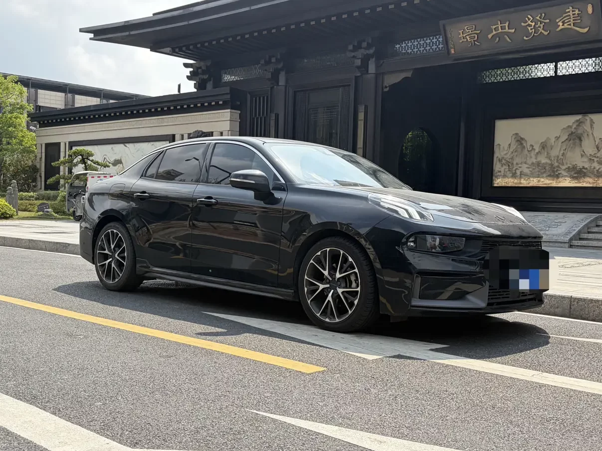 Lynk & Co 03