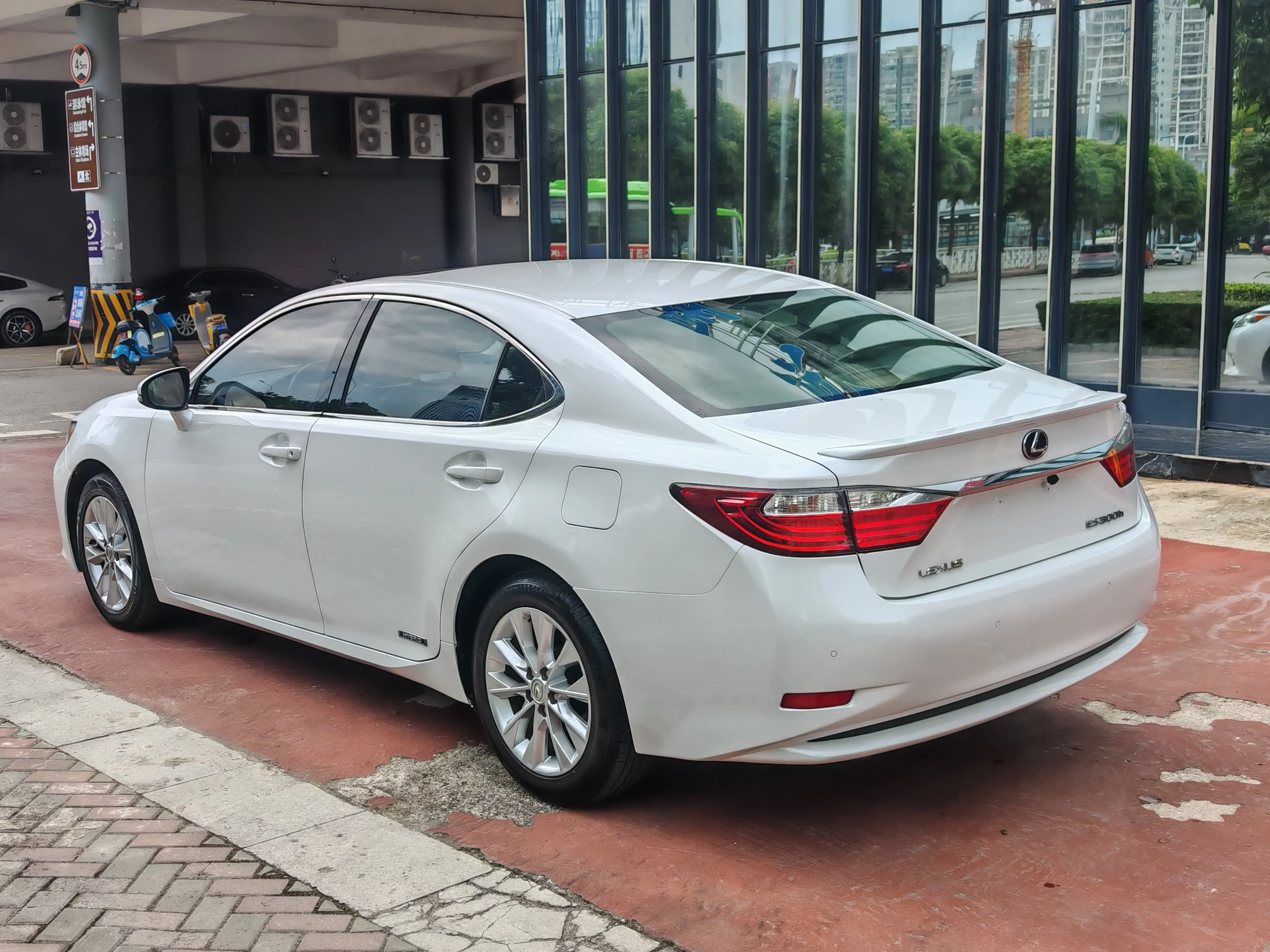 Lexus ES