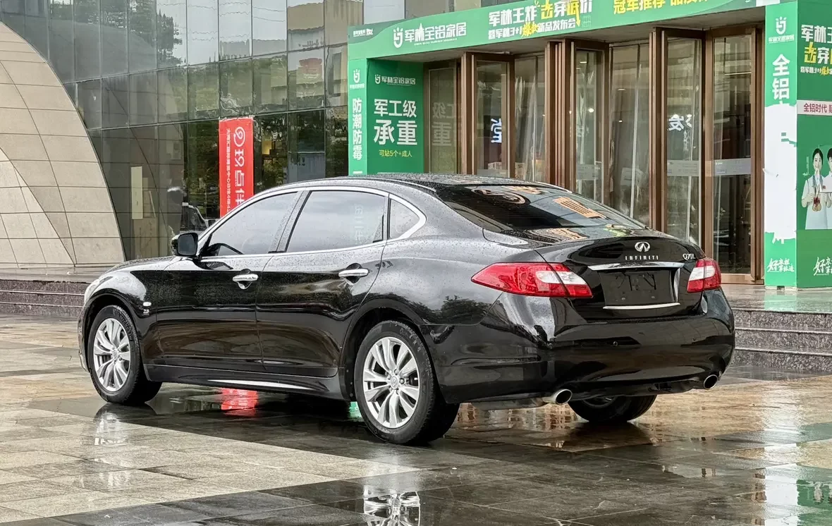 Infiniti Q70