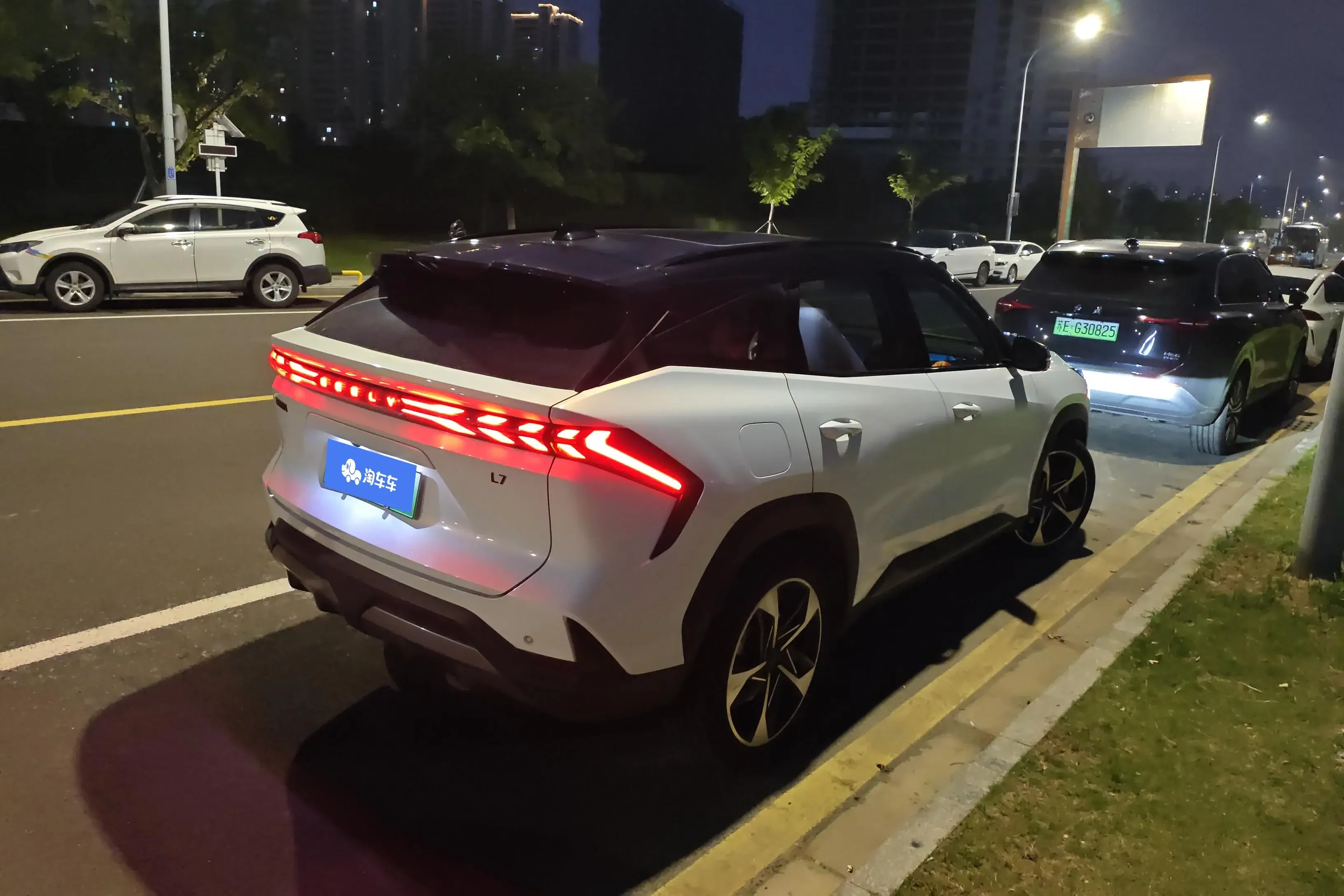 Geely Galaxy L7