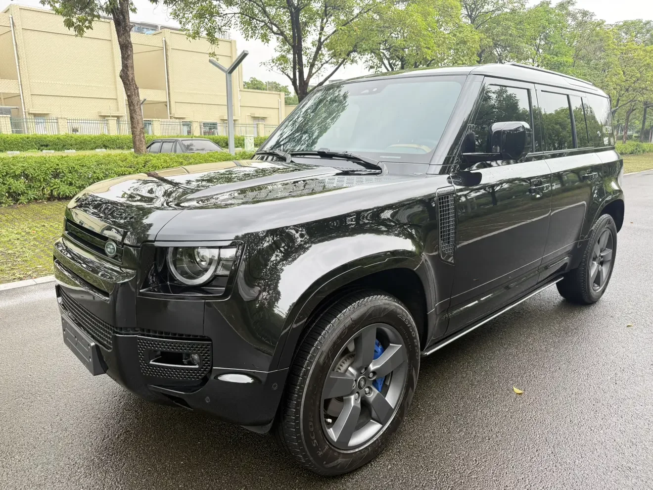 Land Rover guard