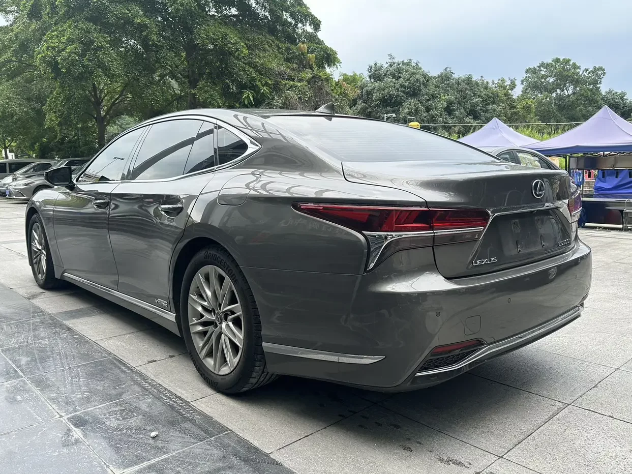 Lexus LS