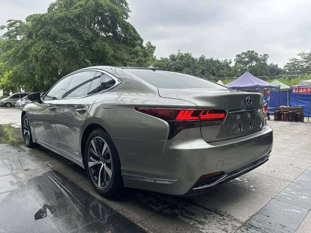 Lexus LS