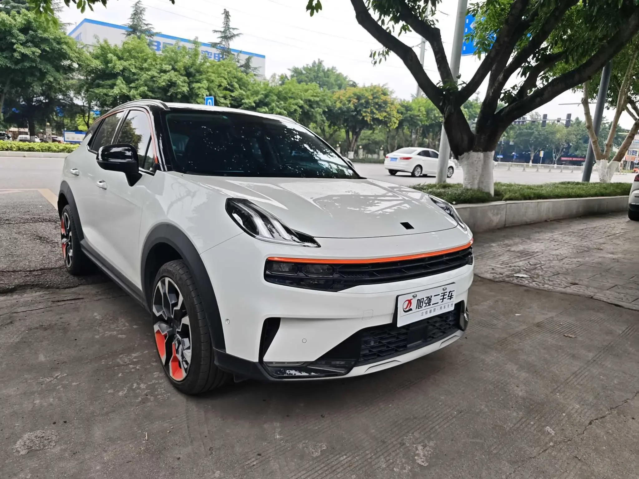 Lynk & Co 06