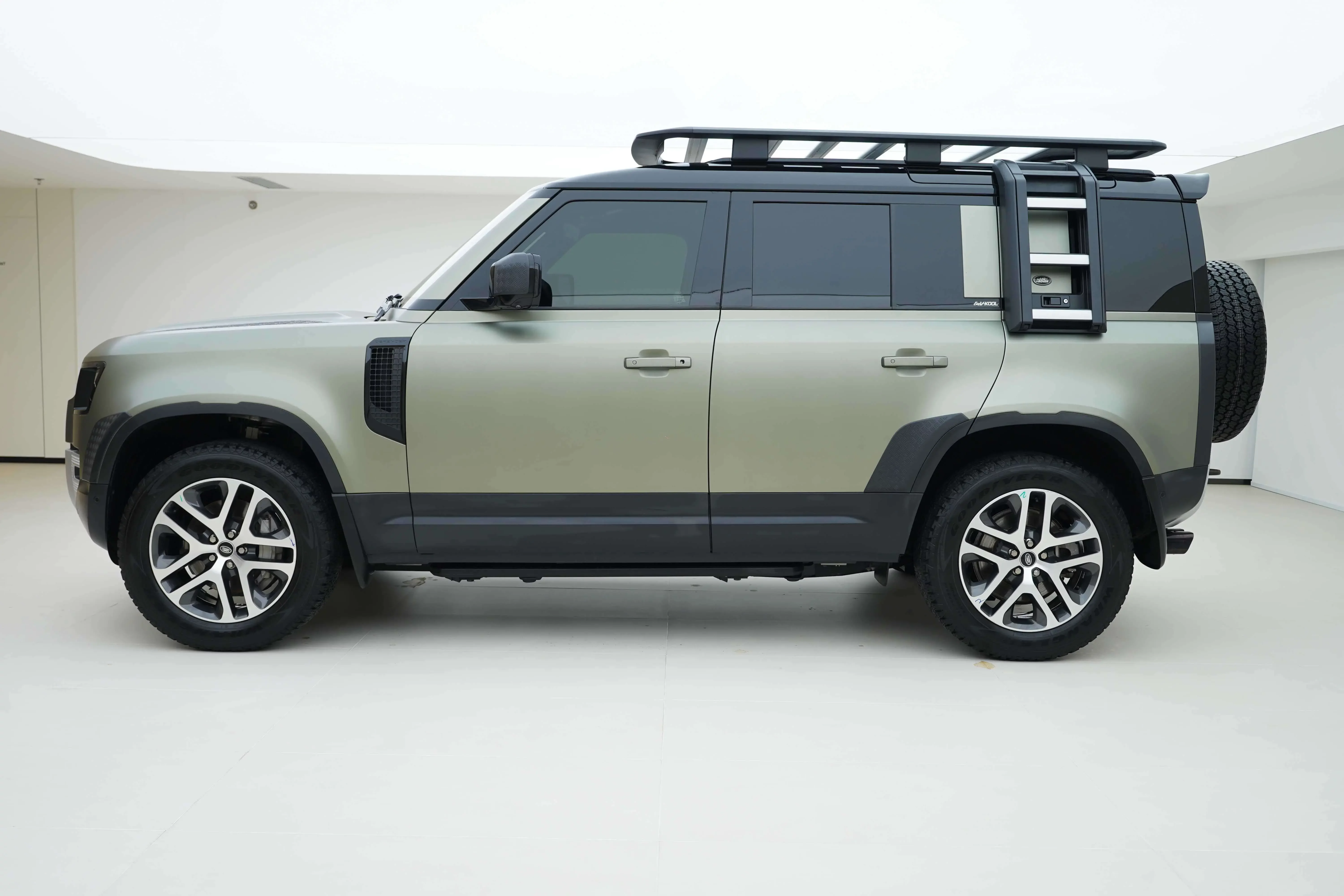 Land Rover guard