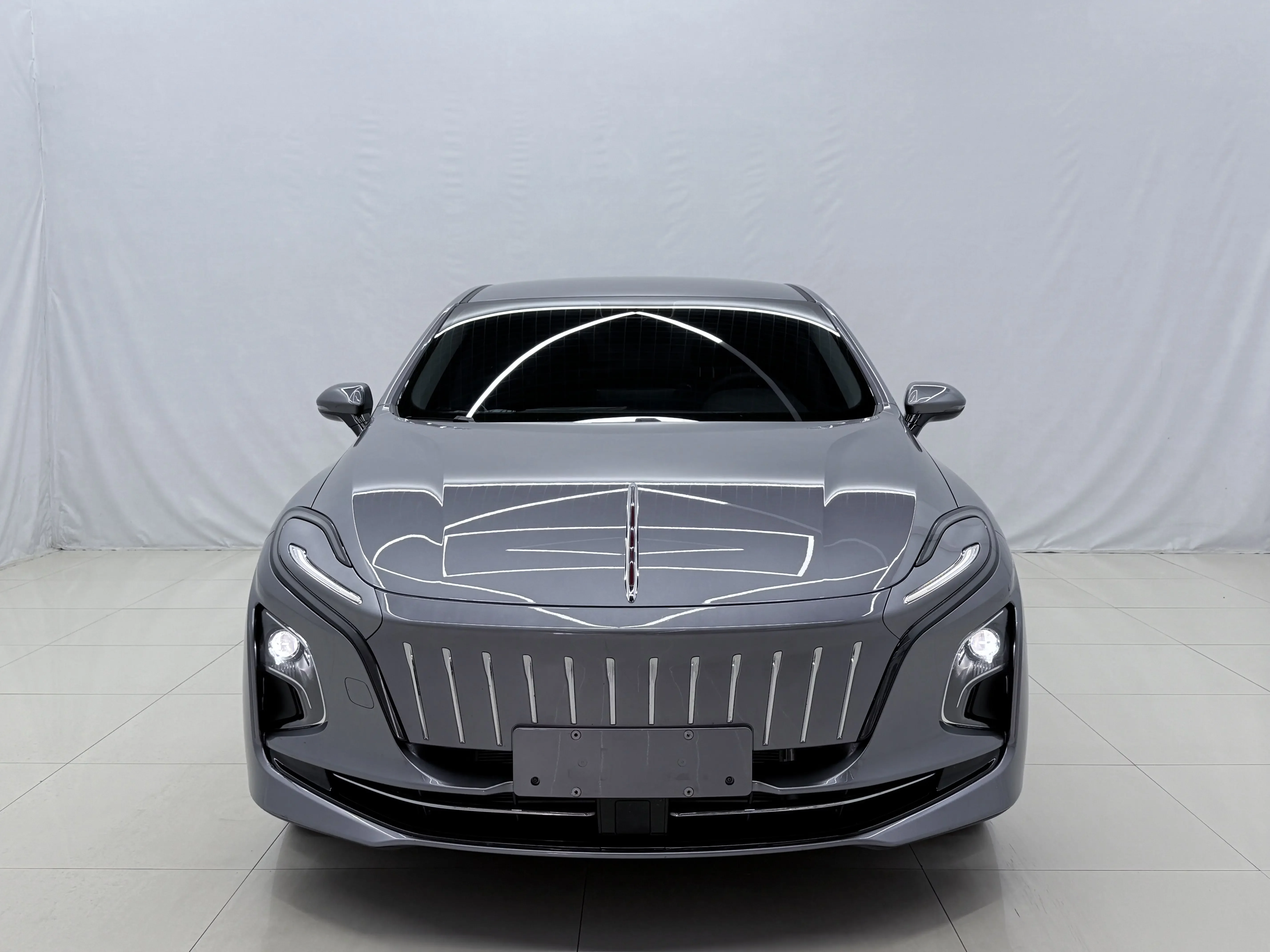 Hongqi E-QM5