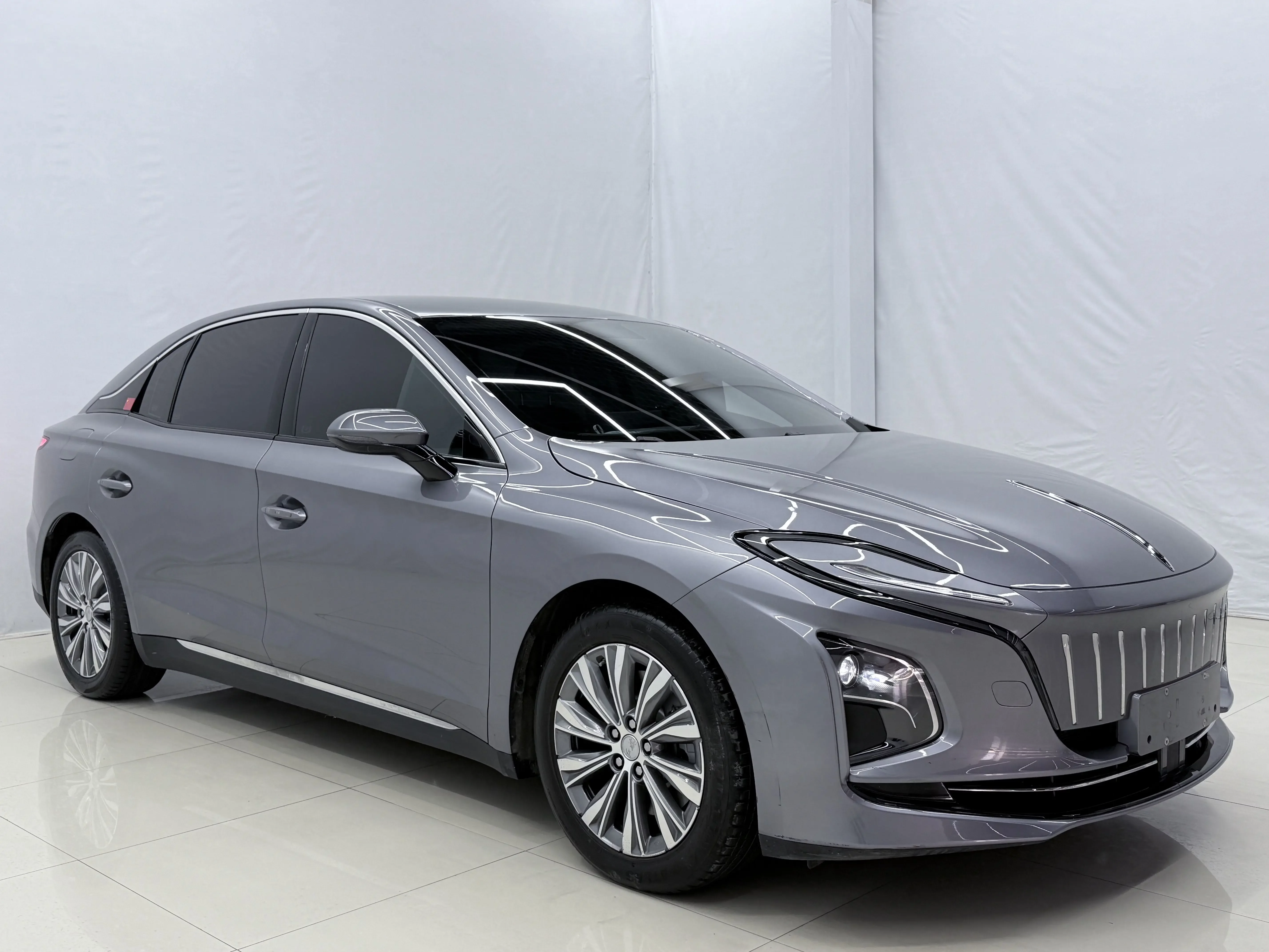 Hongqi E-QM5