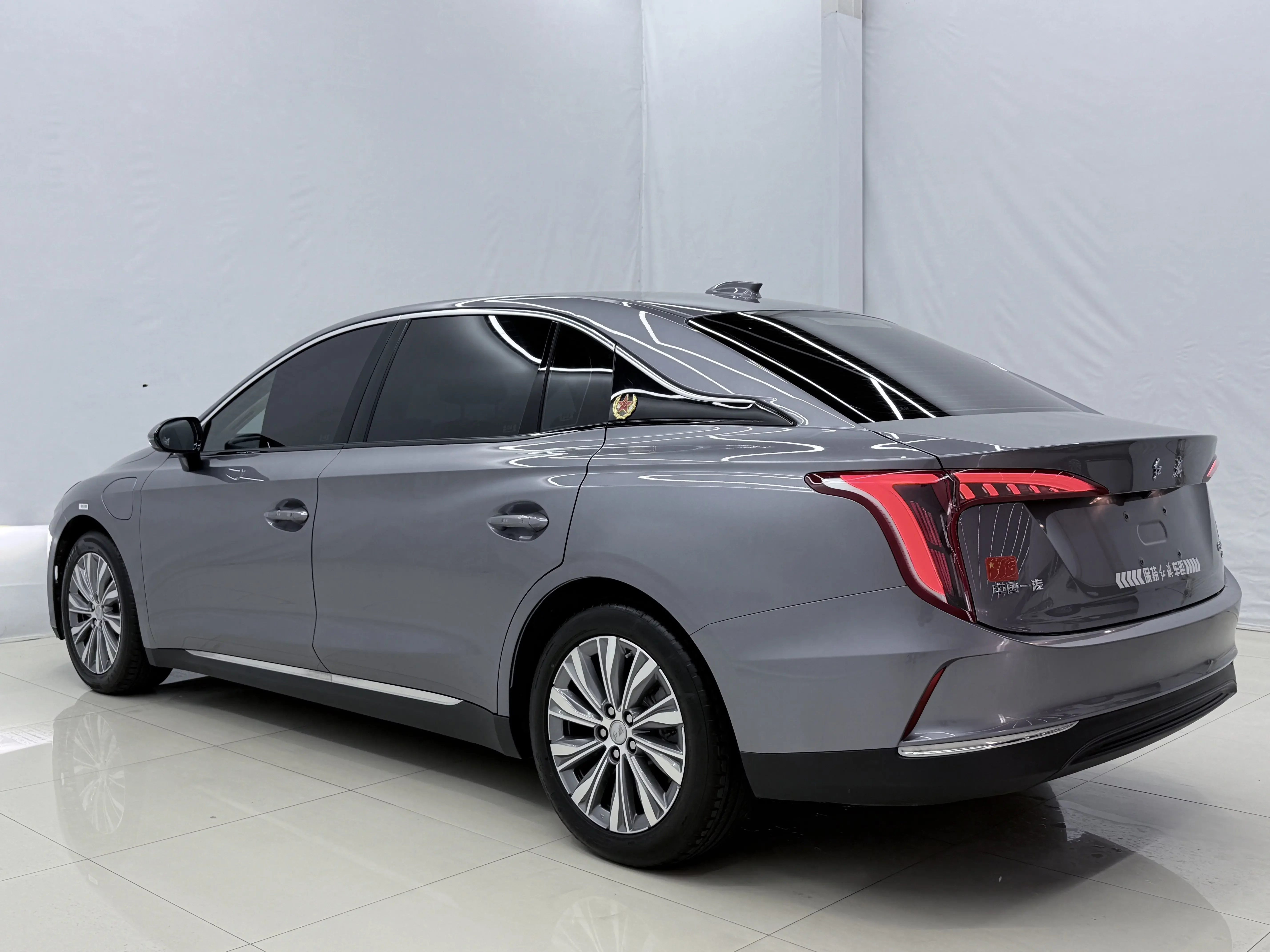 Hongqi E-QM5