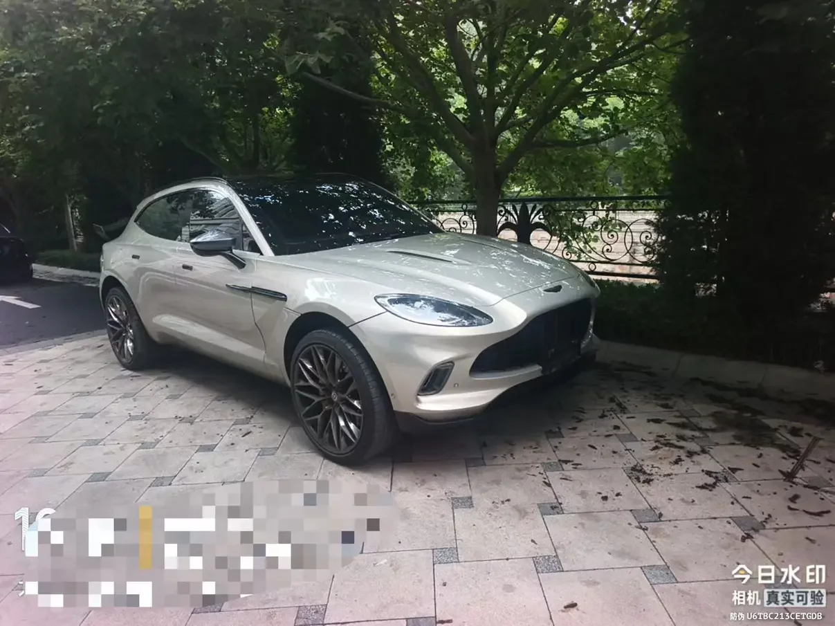 Aston Martin DBX