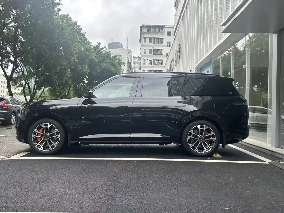 Lynk & Co 900