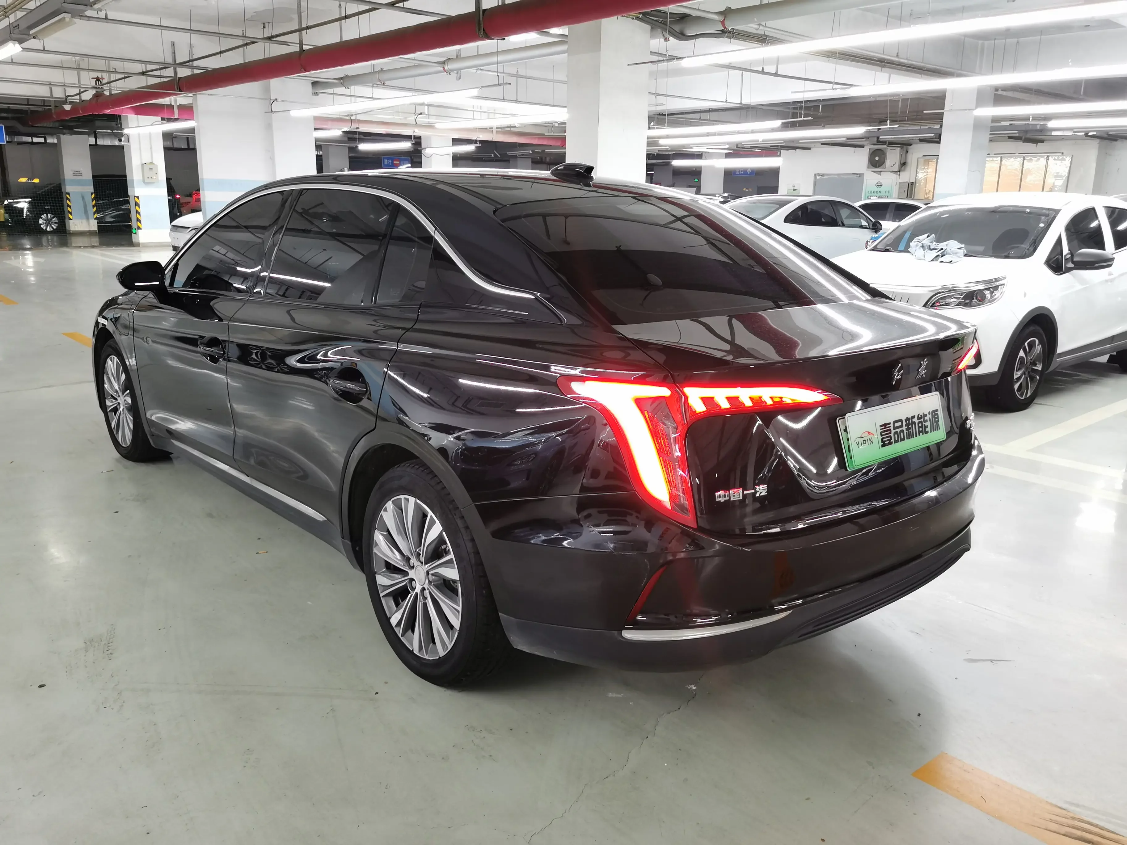 Hongqi E-QM5