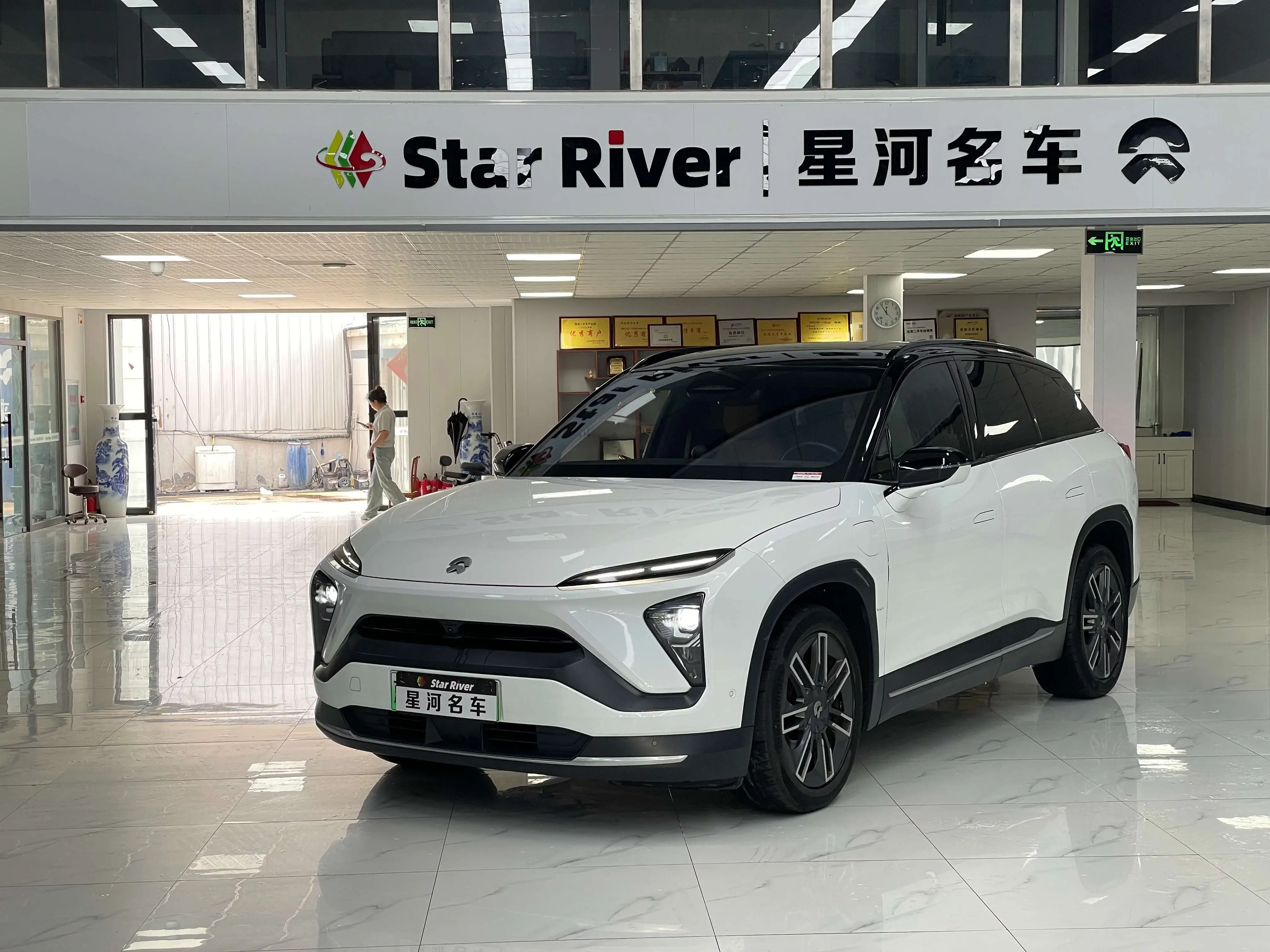 NIO ES6