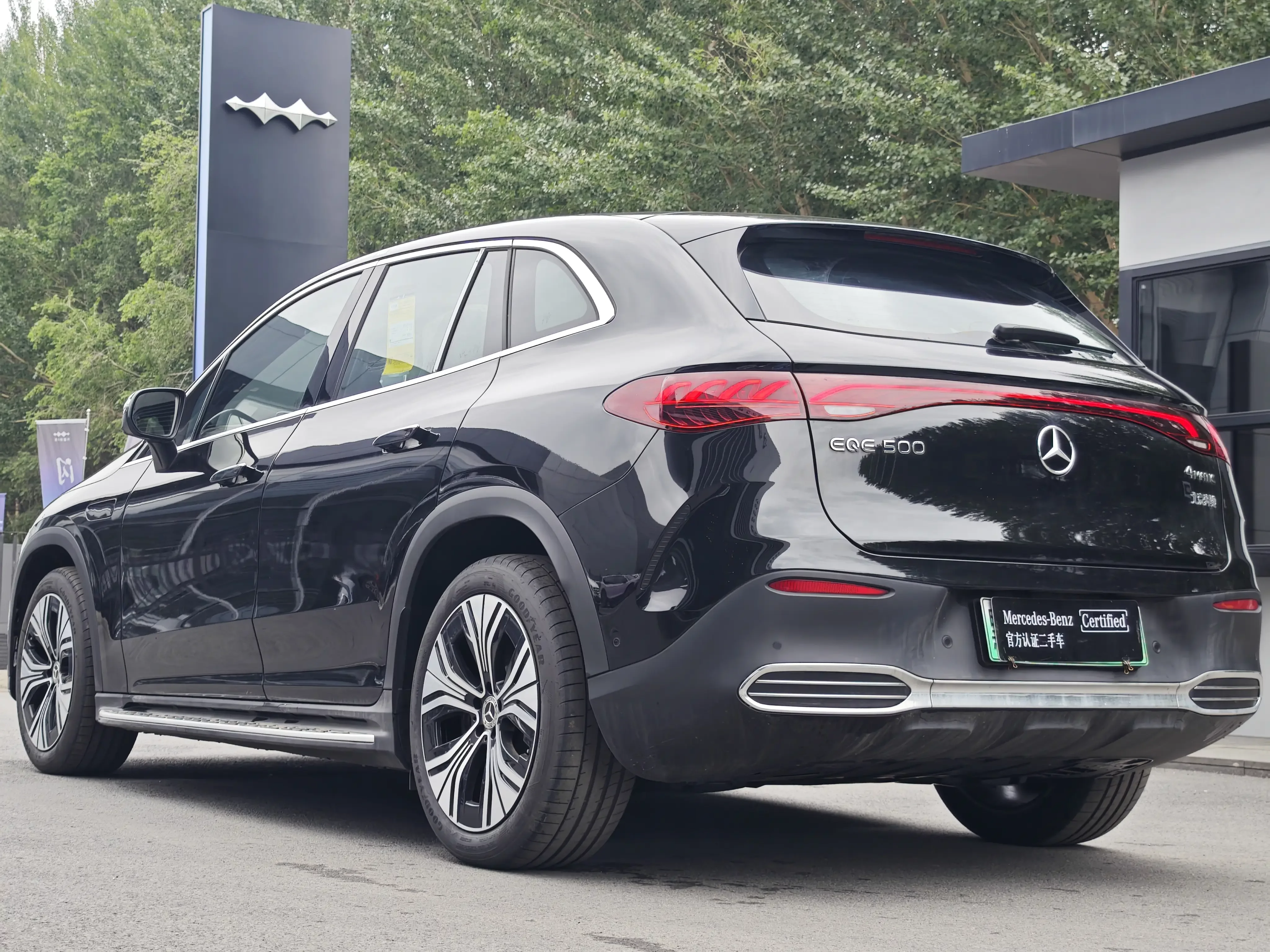 Mercedes-Benz EQE SUV