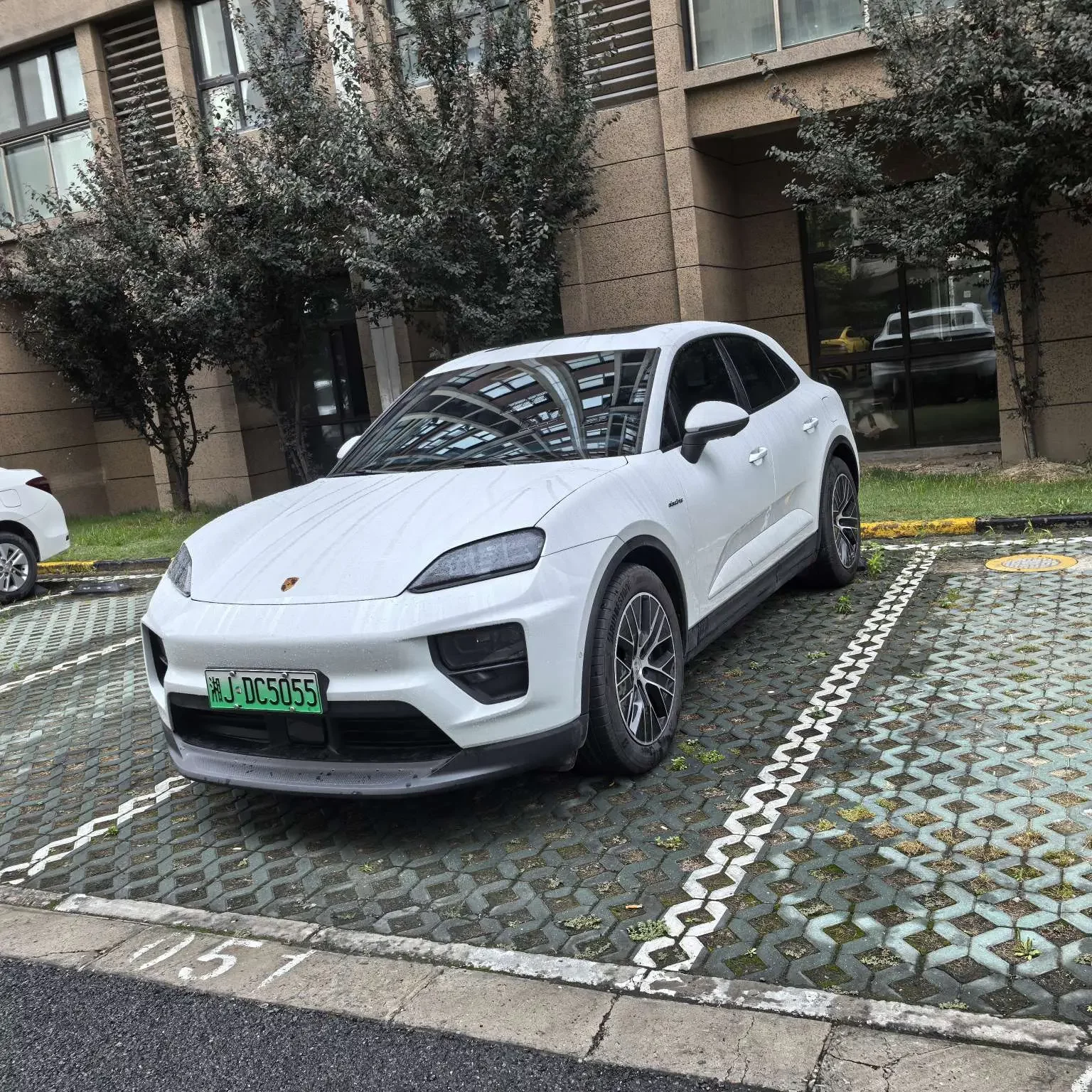 Porsche Macan EV