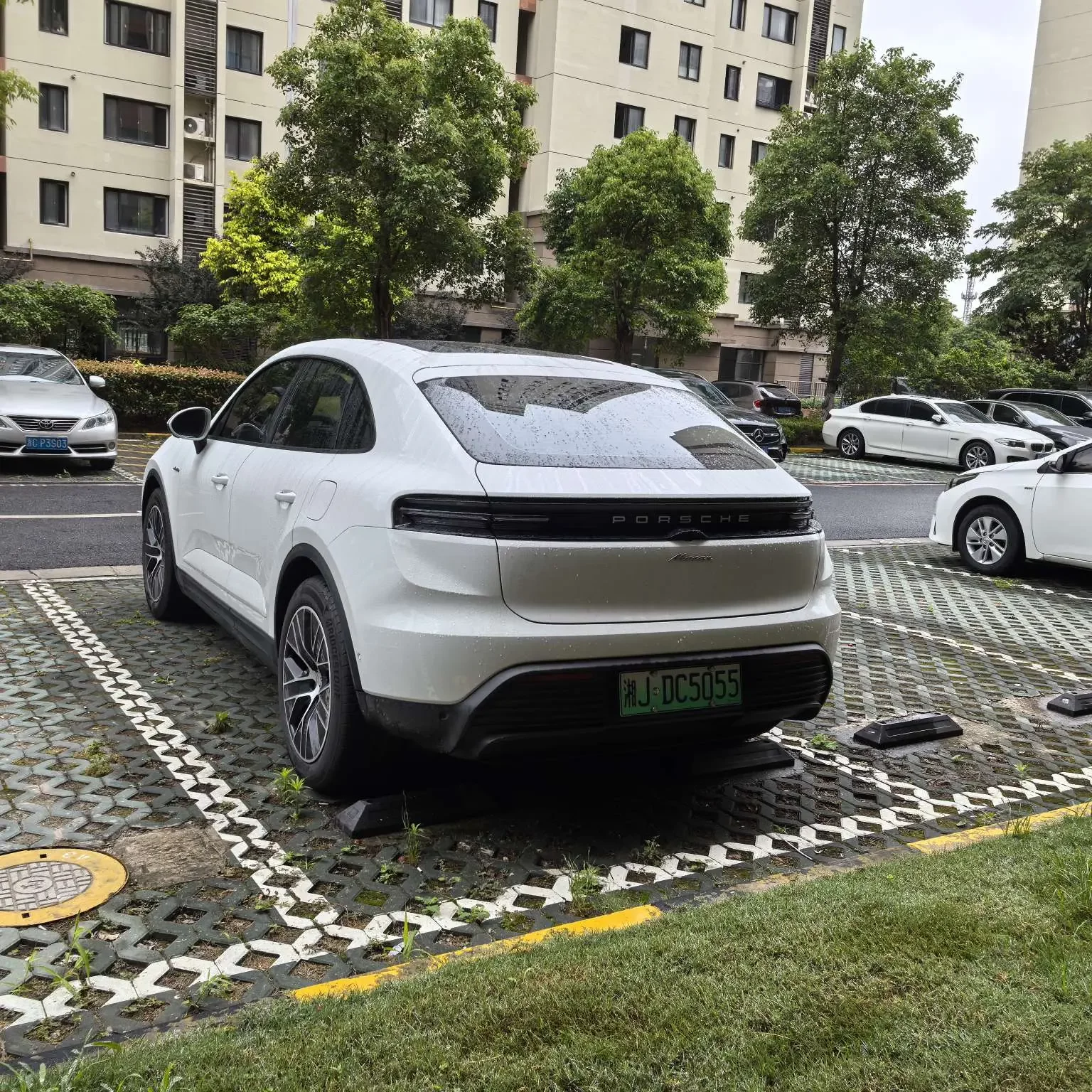 Porsche Macan EV