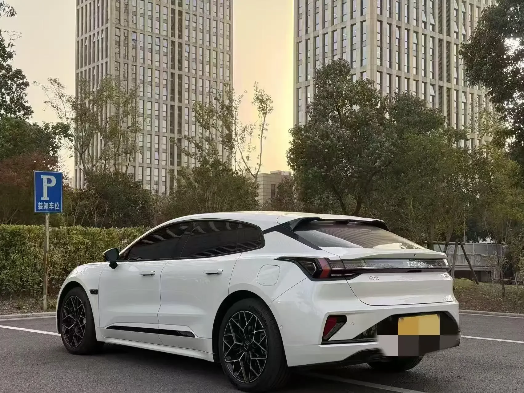 ZEEKR 001
