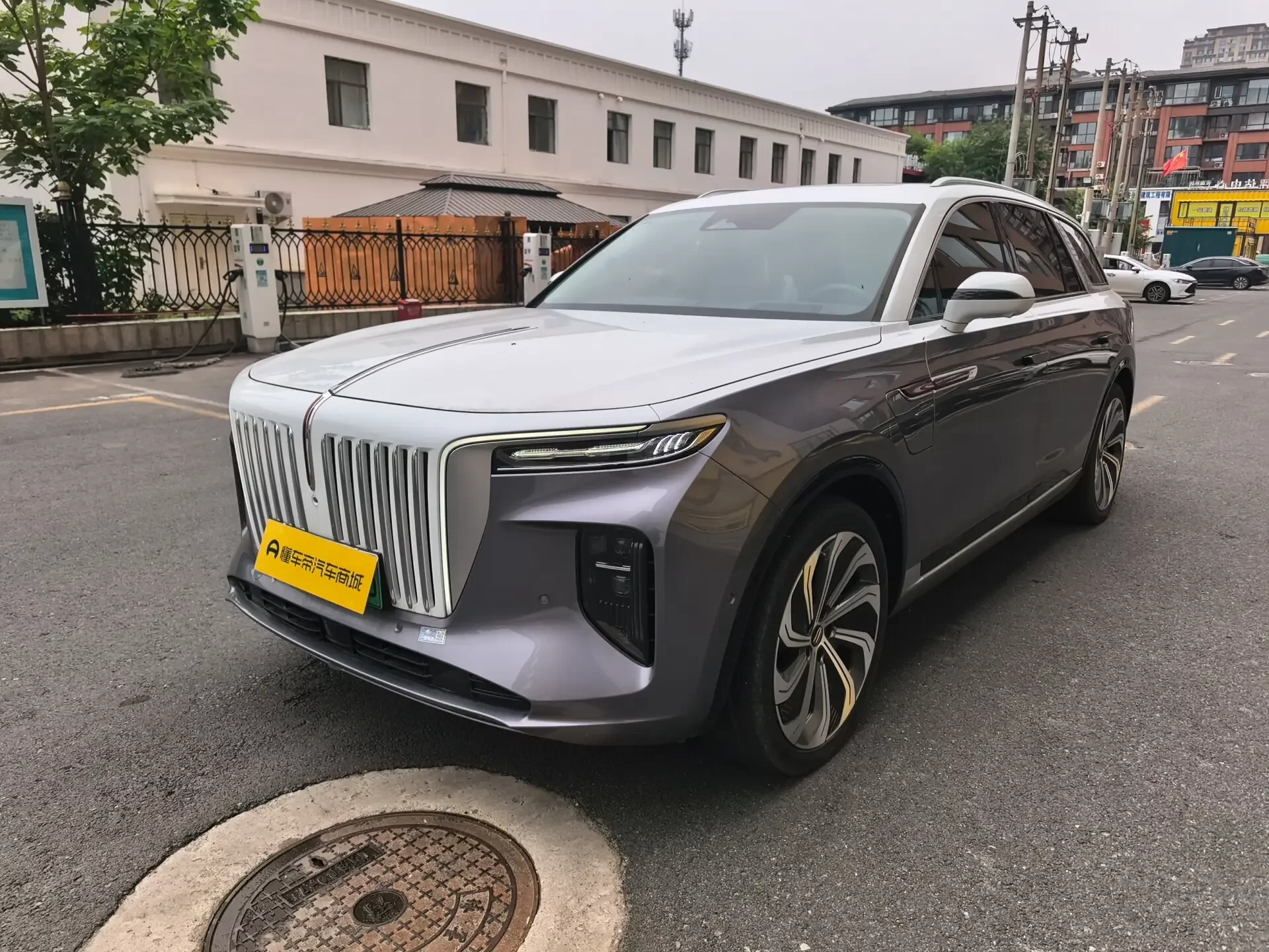 Hongqi E-HS9