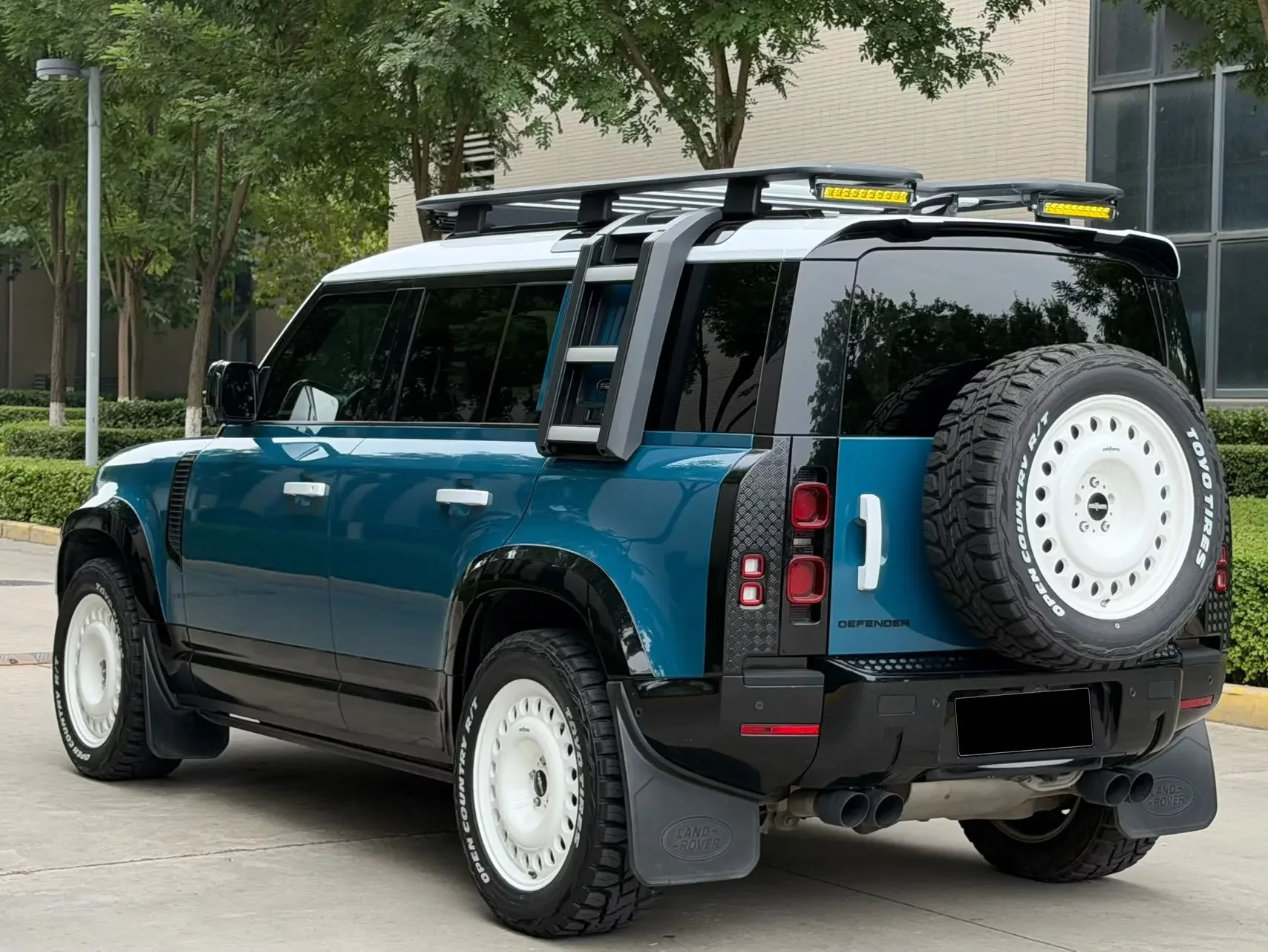 Land Rover guard
