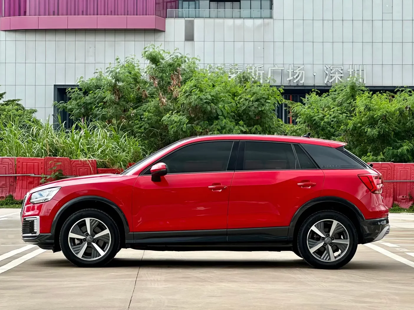 Audi Q2L e-tron