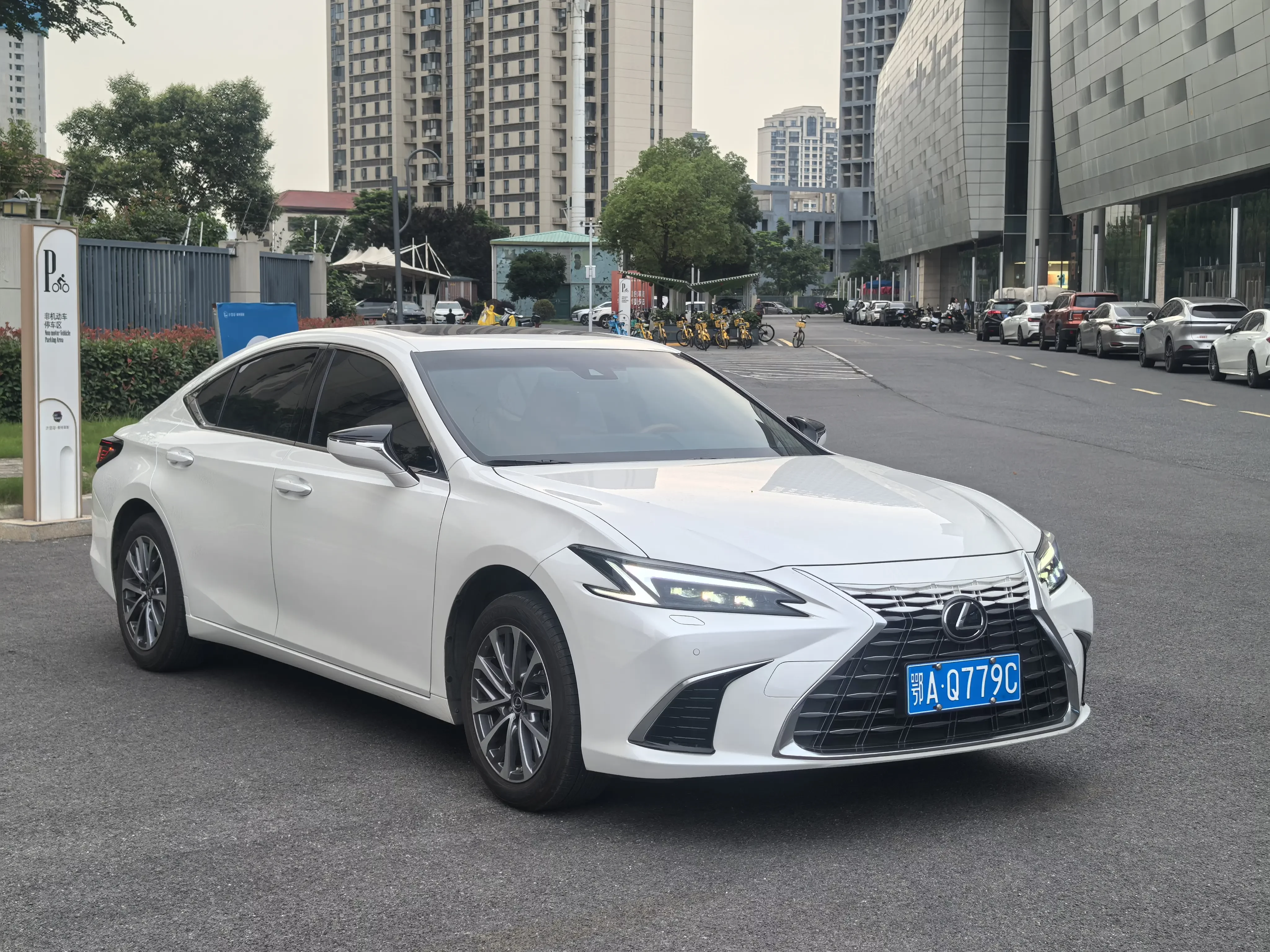Lexus ES