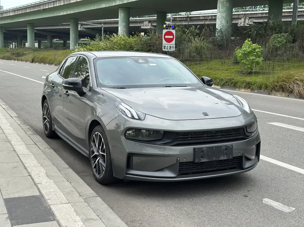 Lynk & Co 03