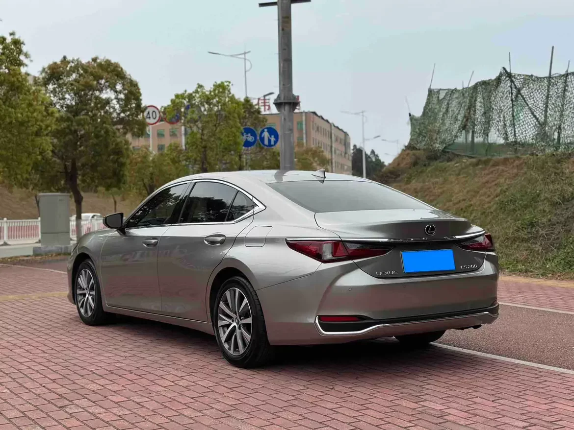 Lexus ES