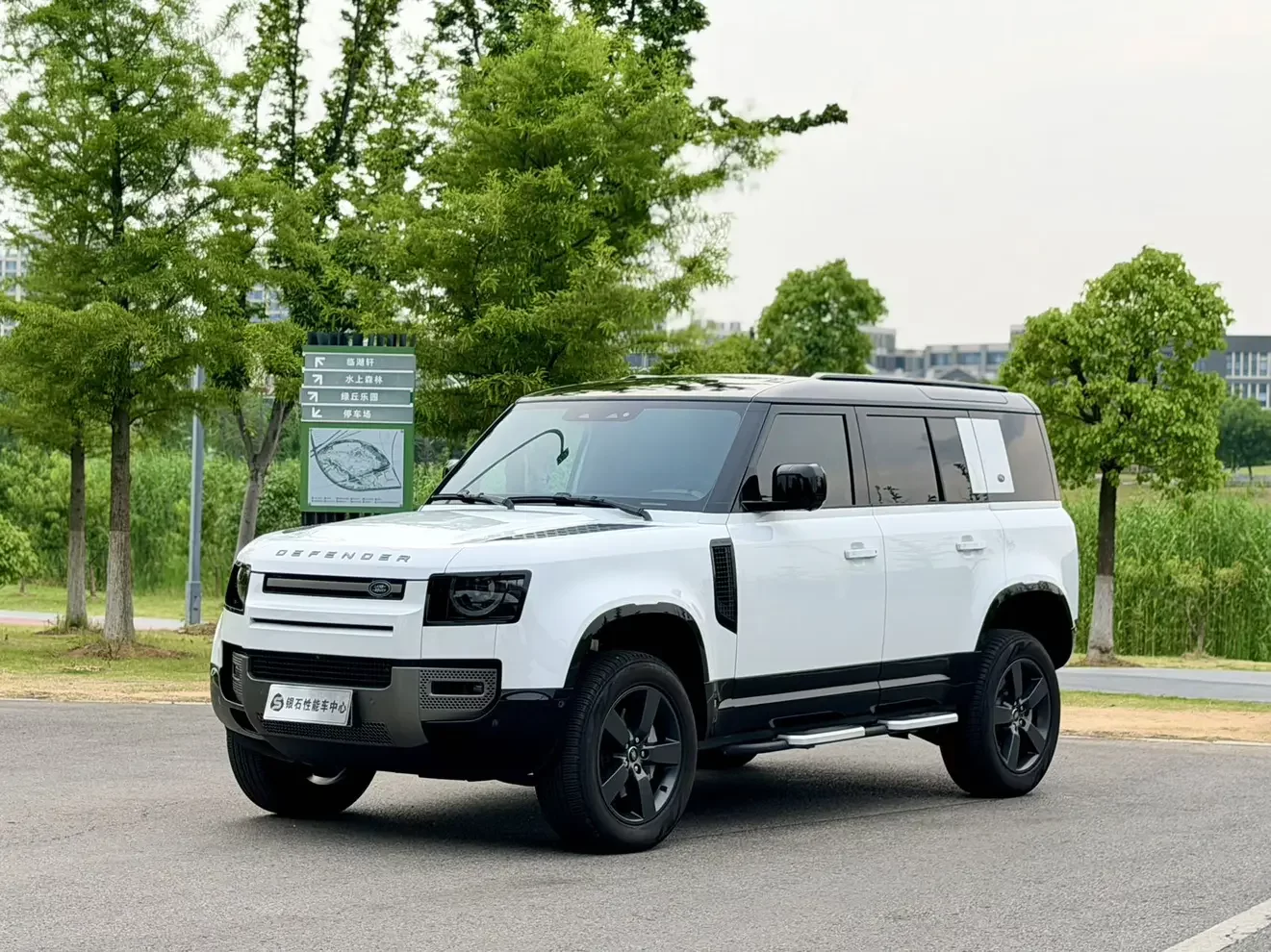 Land Rover guard
