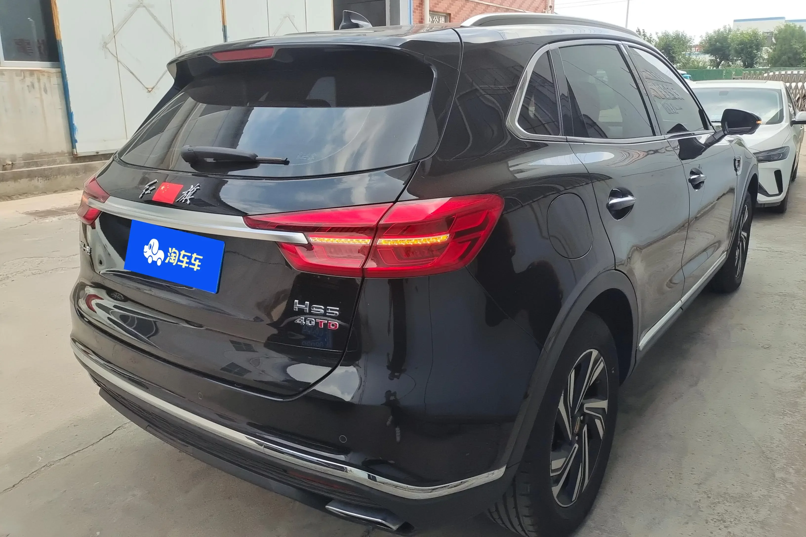 Hongqi HS5