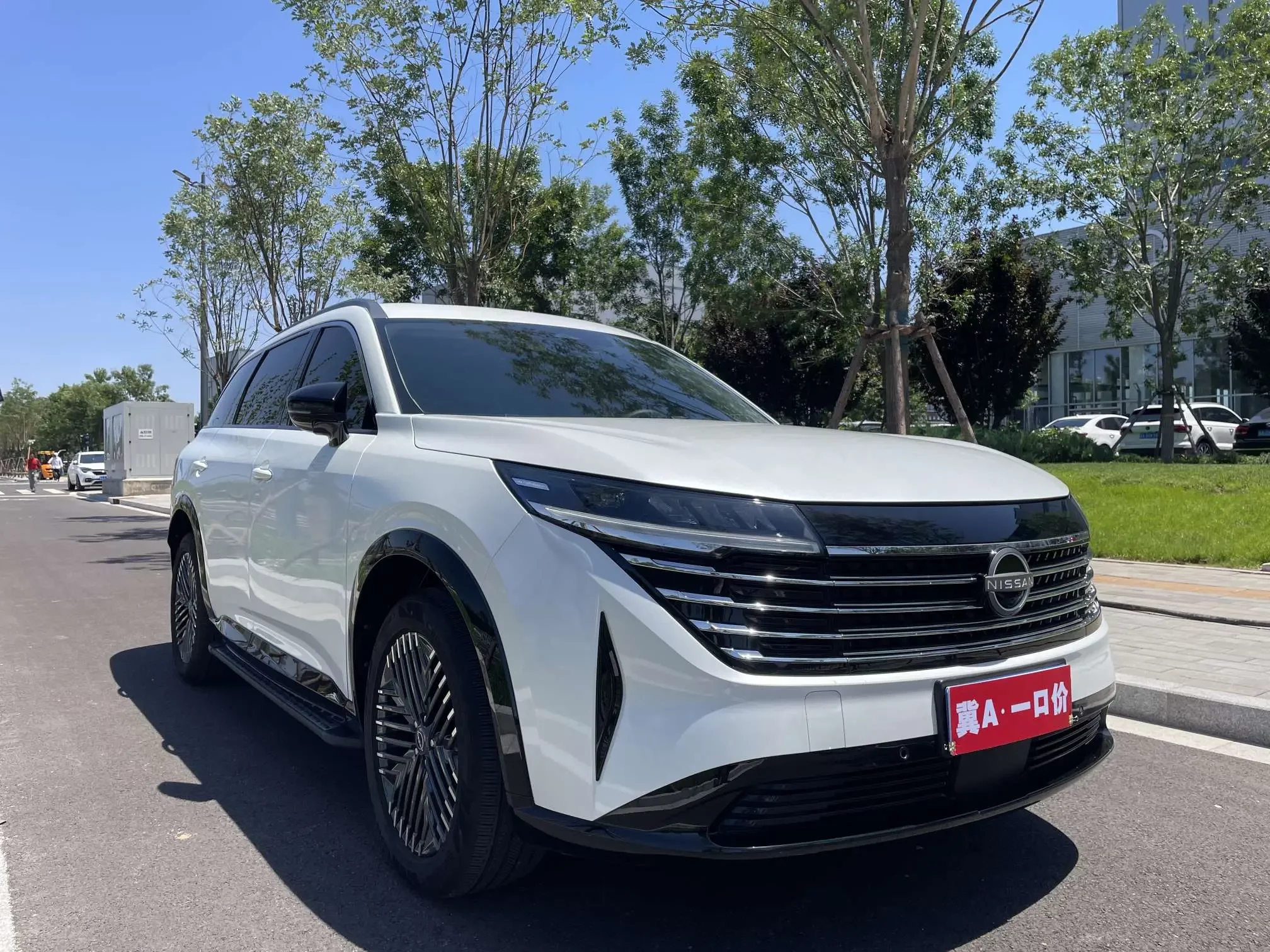 Nissan Explore the land