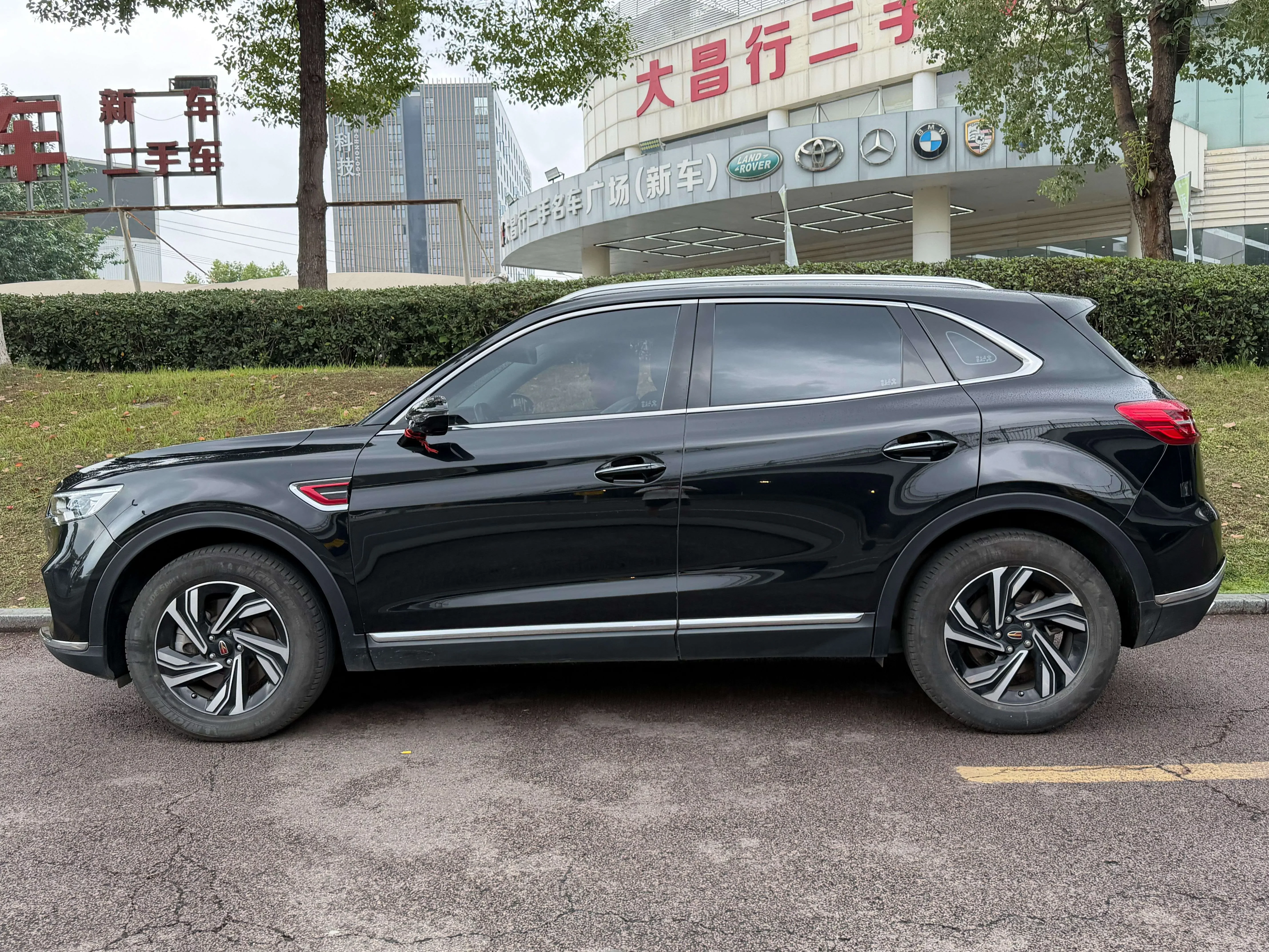 Hongqi HS5