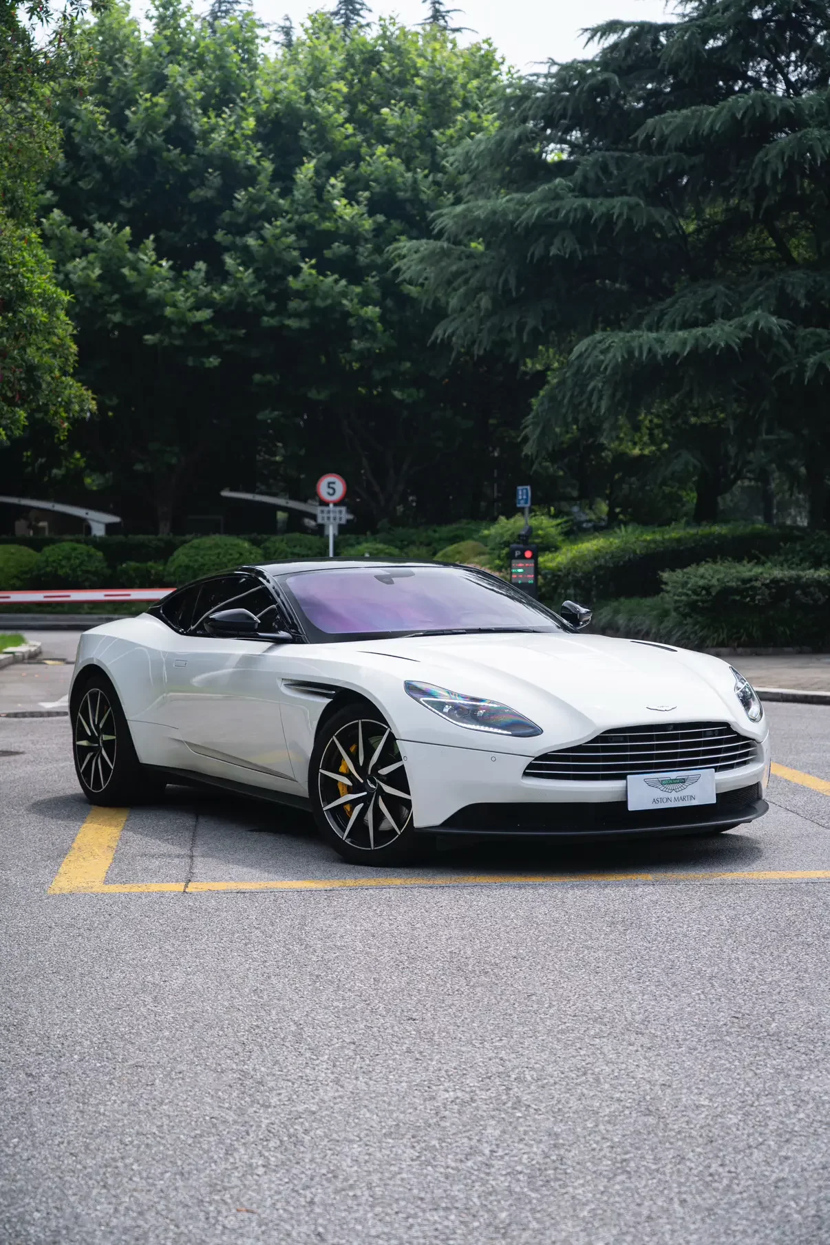 Aston Martin DB11