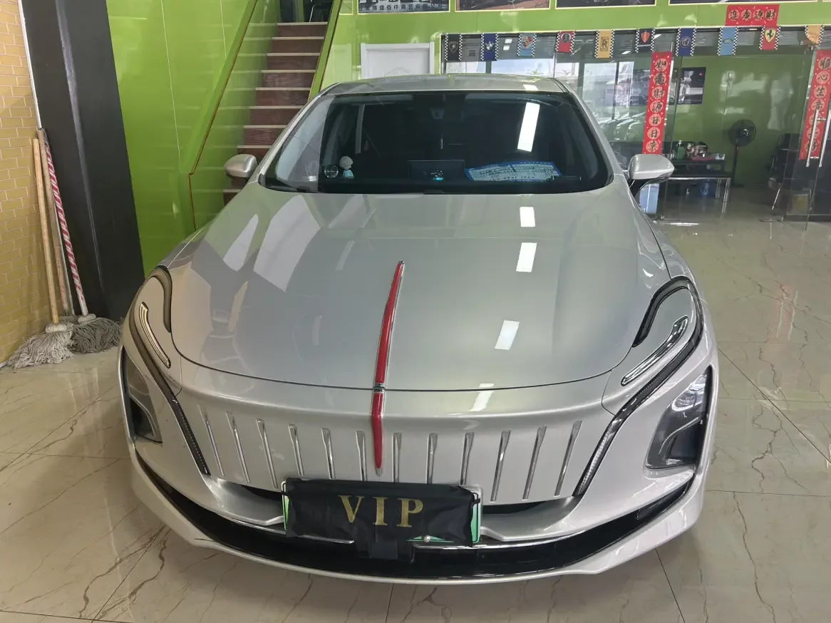Hongqi E-QM5