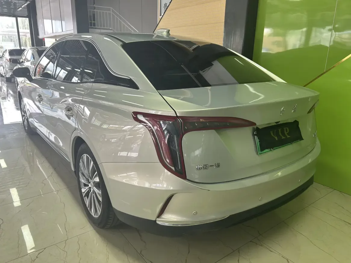 Hongqi E-QM5