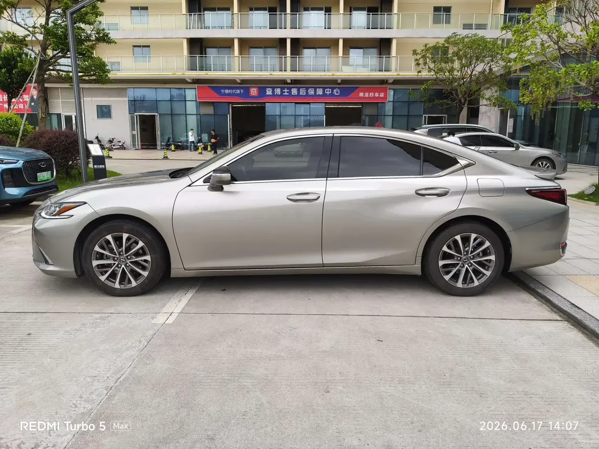 Lexus ES