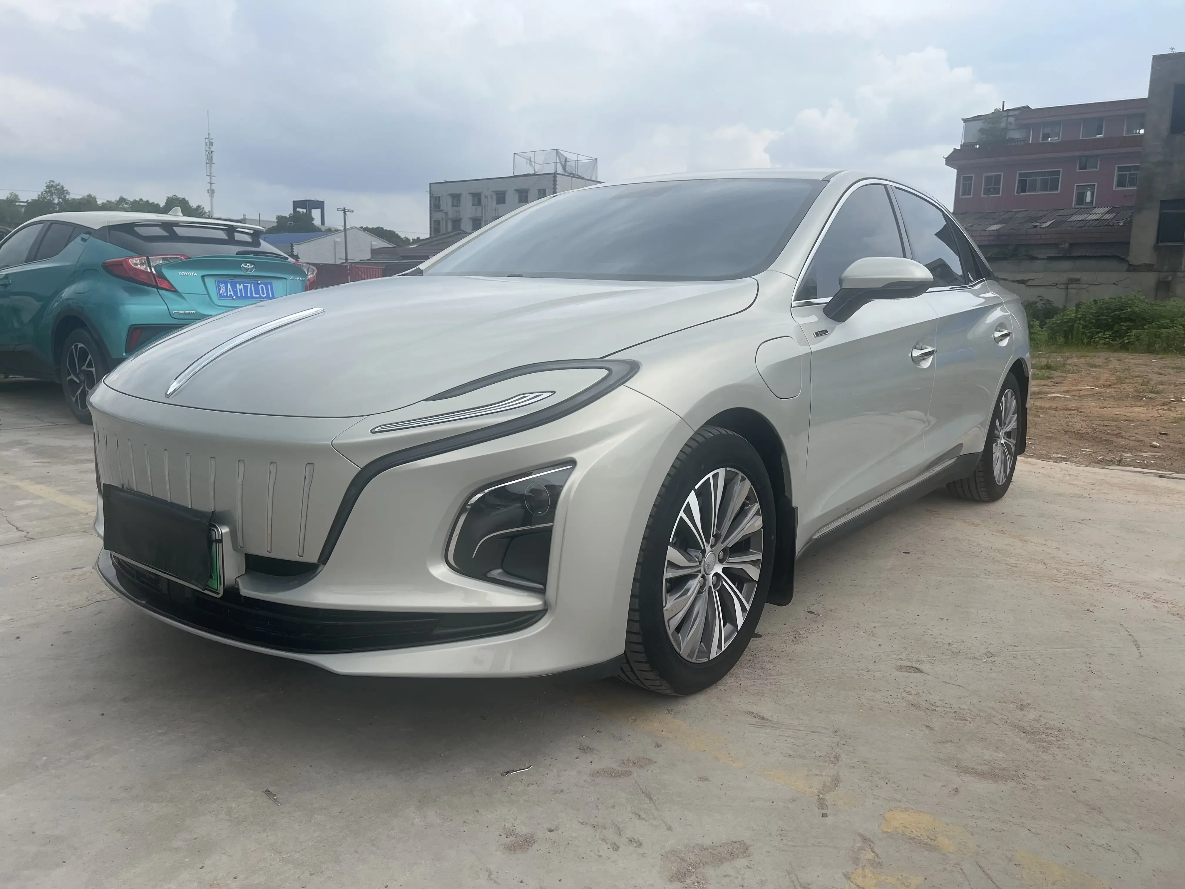 Hongqi E-QM5