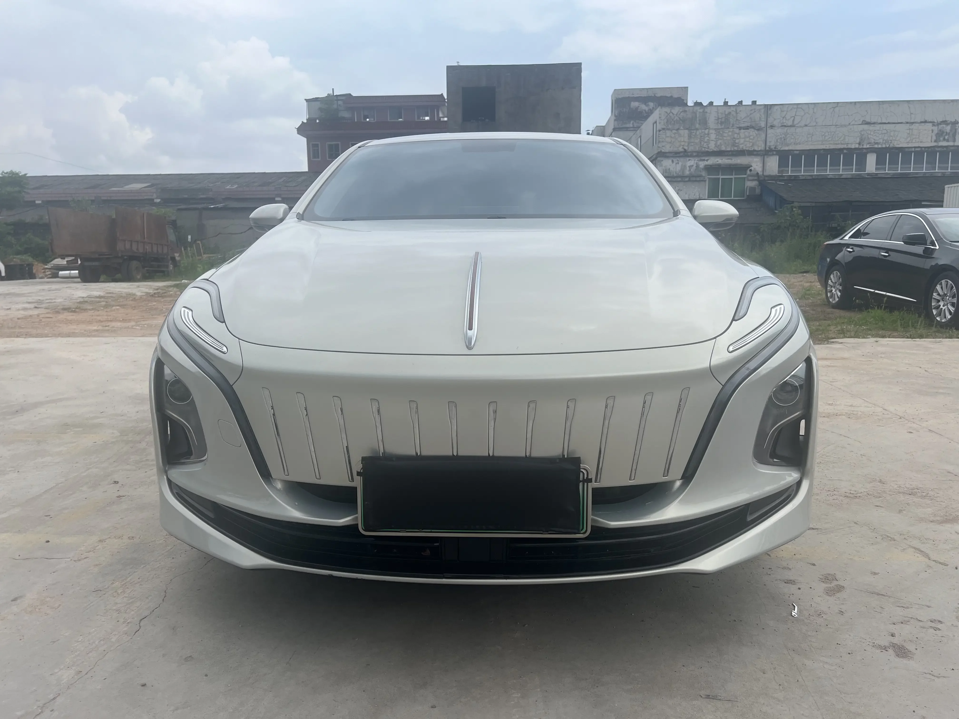 Hongqi E-QM5
