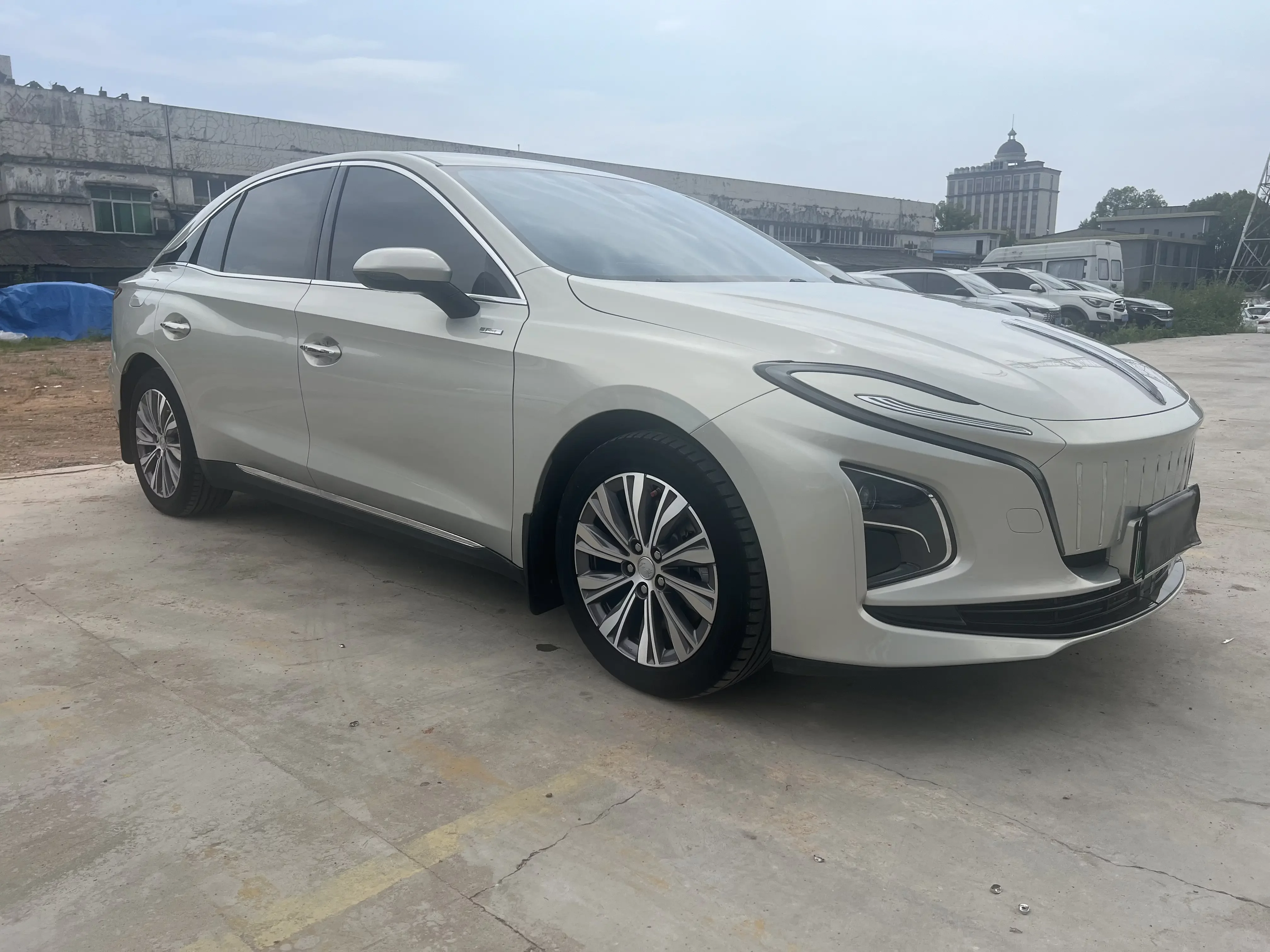 Hongqi E-QM5