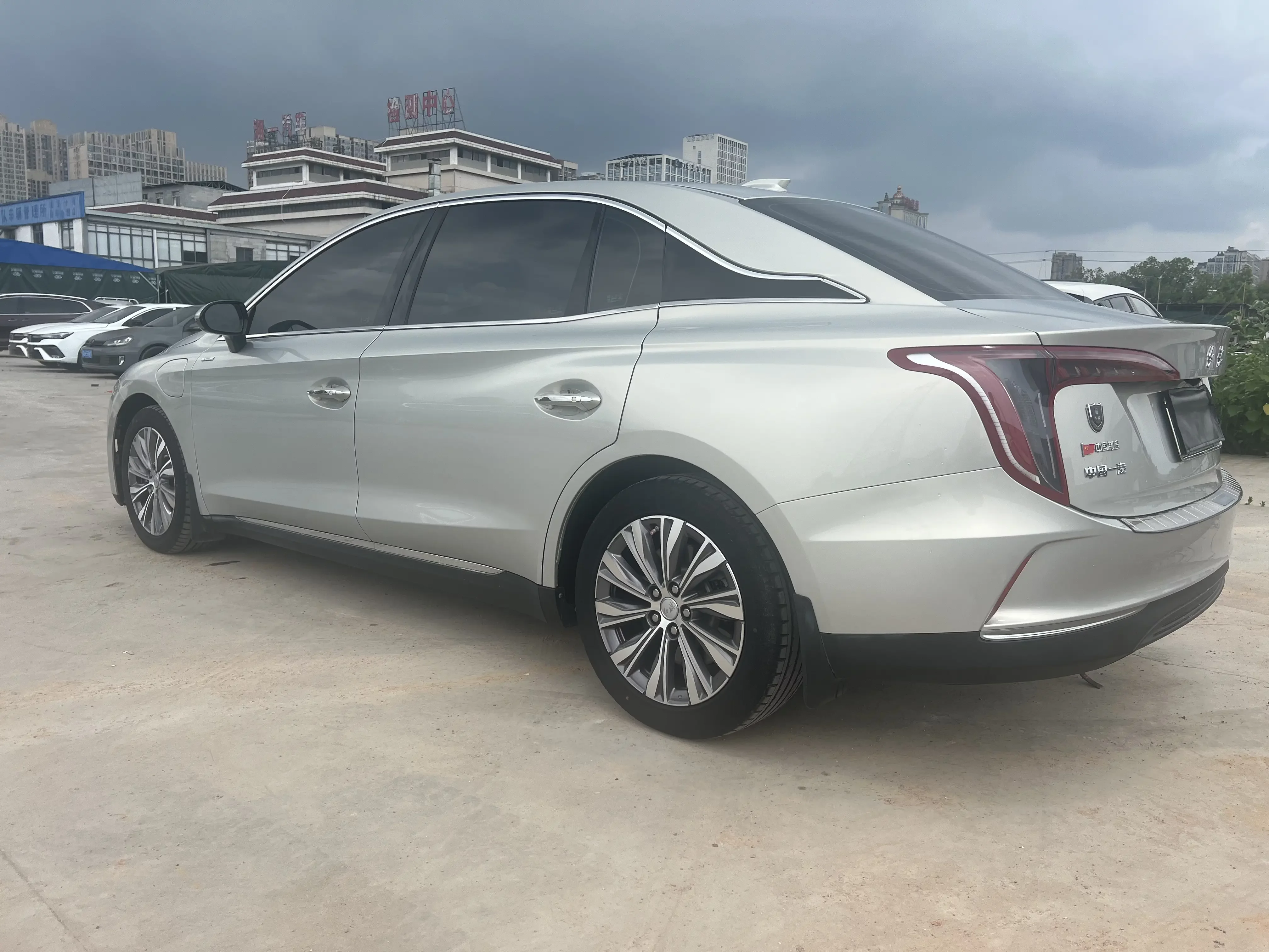Hongqi E-QM5