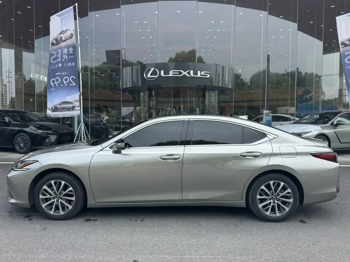 Lexus ES
