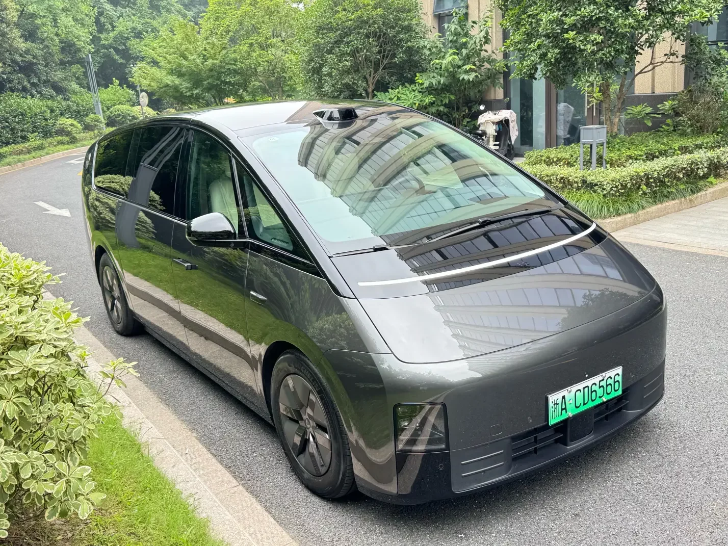 Lixiang MEGA