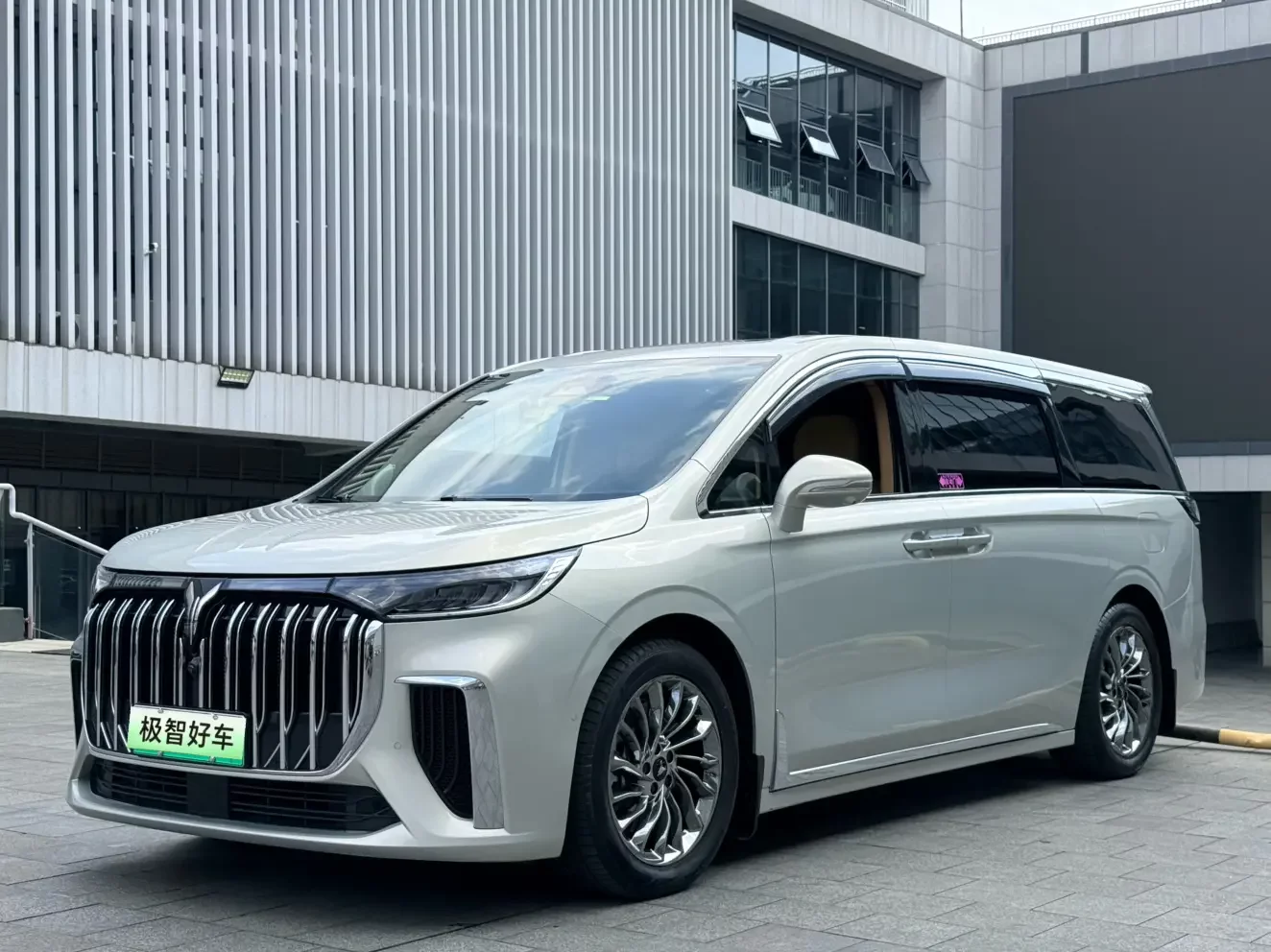Voyah Lantu Dreamer PHEV  из Китая