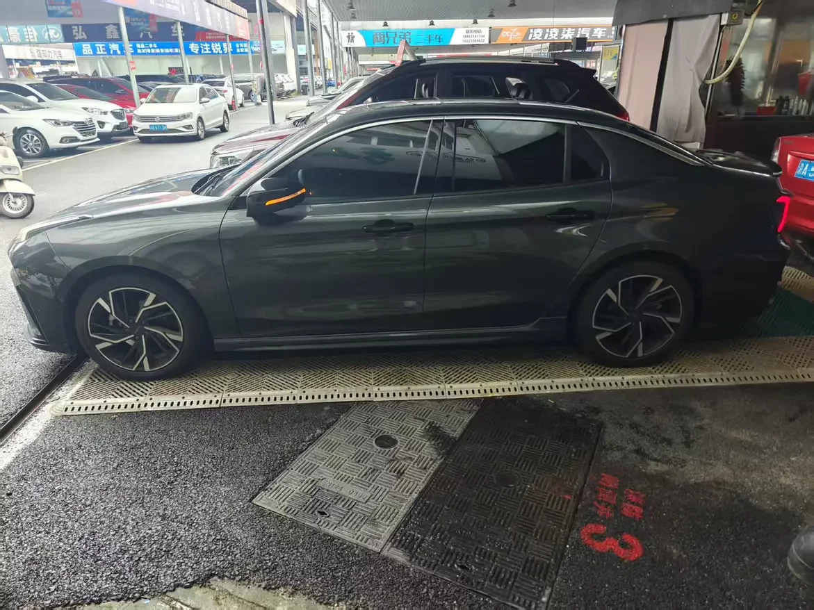 Lynk & Co 03