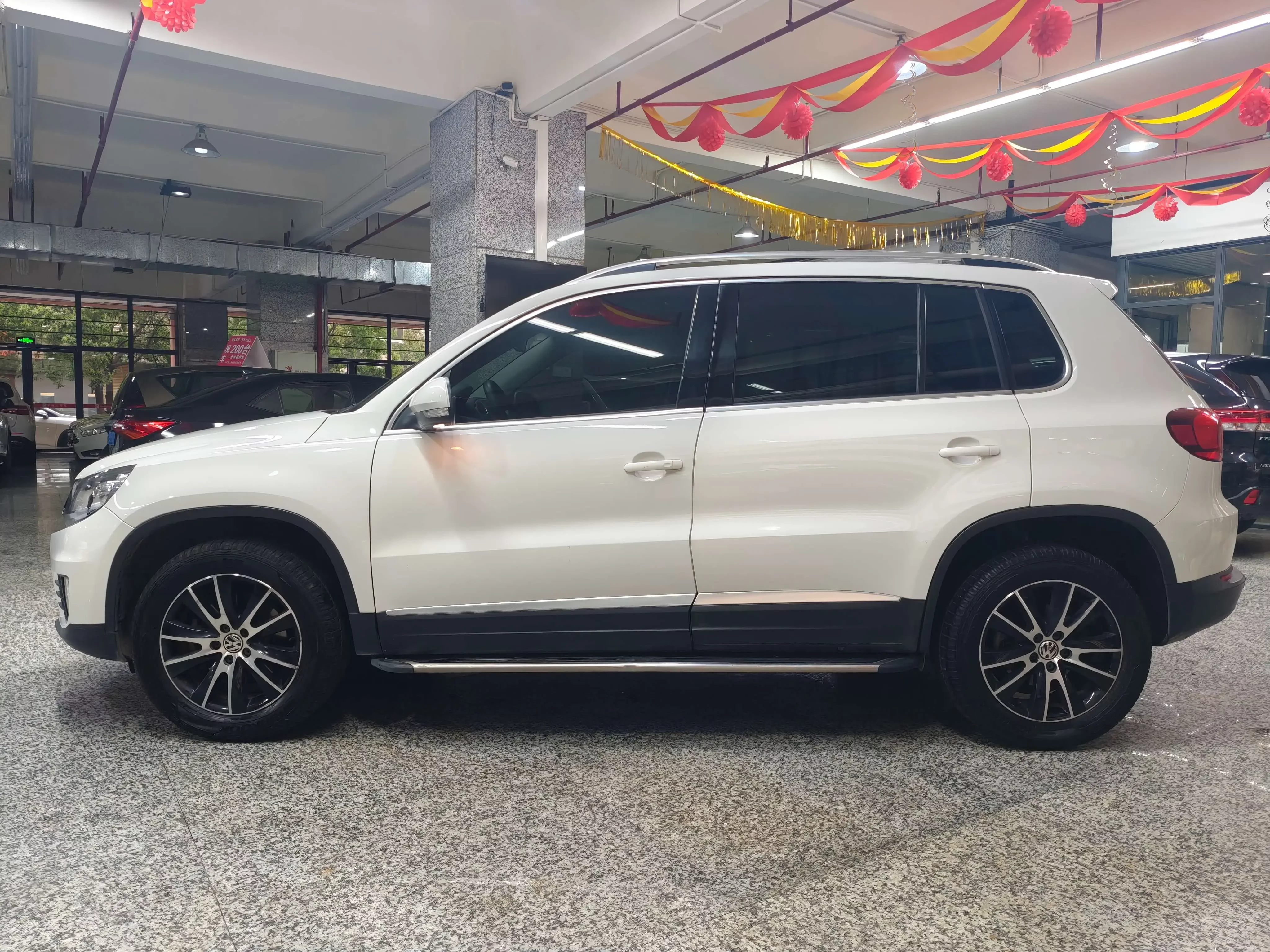 Volkswagen Tiguan (Tharu)