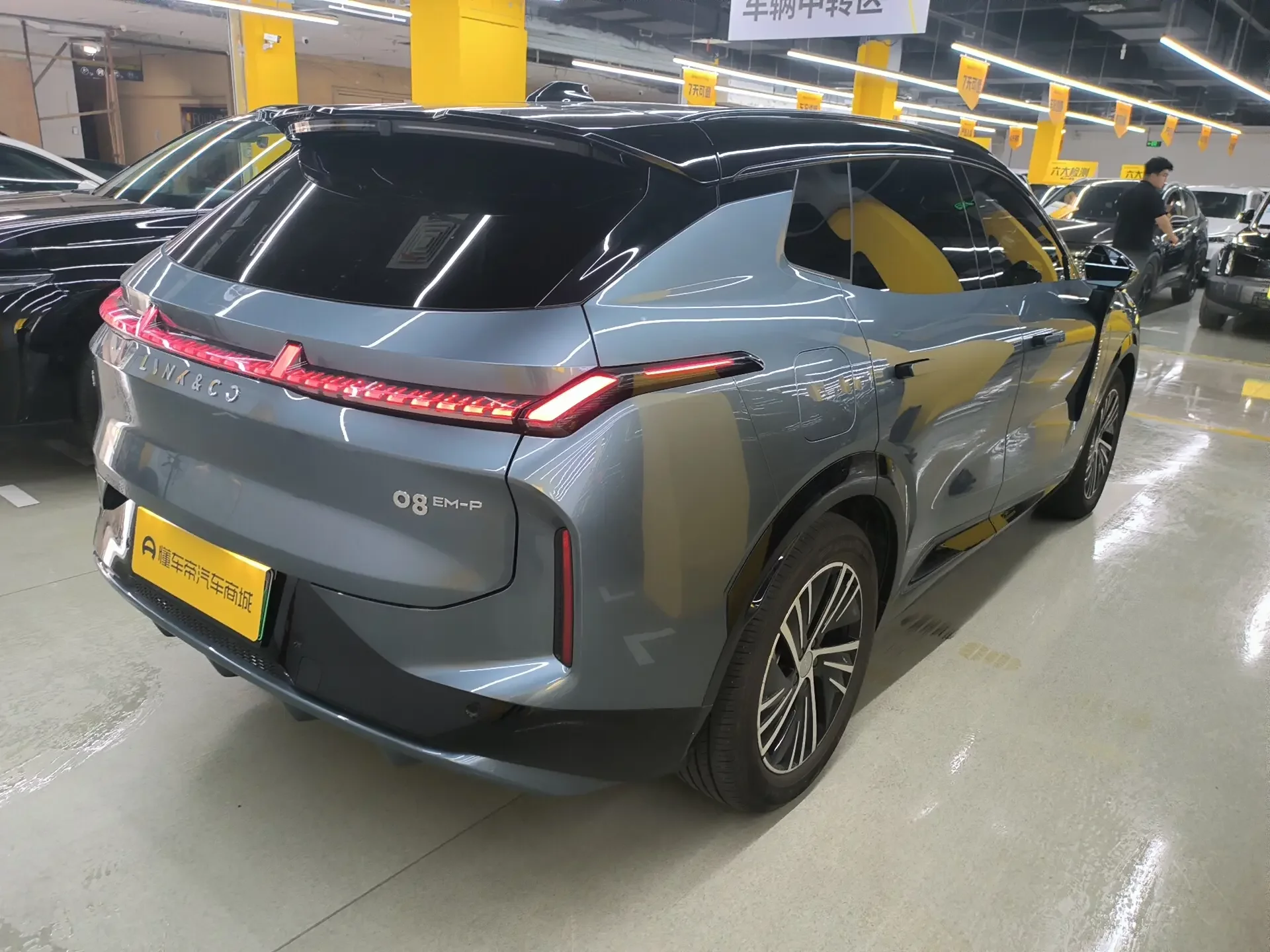 Lynk & Co 08 EM-P