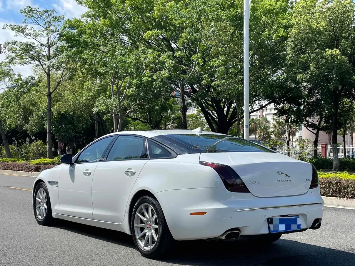 Jaguar XJ