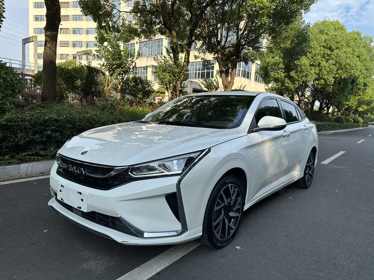 Dongfeng Yixuan  из Китая