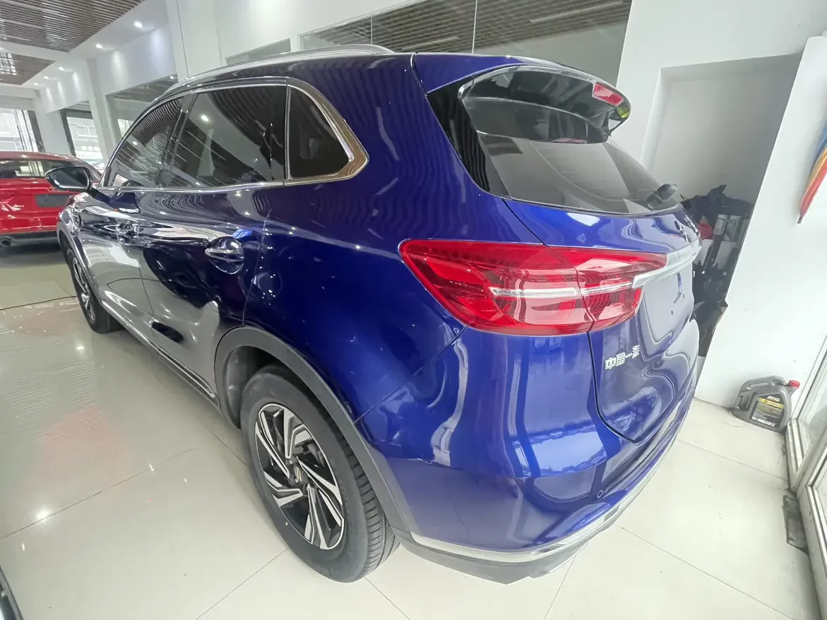 Hongqi HS5